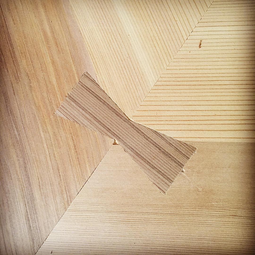 ちぎり

ご存知ですか？
本来、木と木のつなぎ目を強化する為のものだそうです。

なんか、リボンみたいでかわいいですよね(*⁰▿⁰*)
TSUMIKIのカウンターには、このちぎりがいくつか入ってます。
木目を生かした、素敵なカウンターを見に来て下さい(*⁰▿⁰*) #オープンまであと少し!!