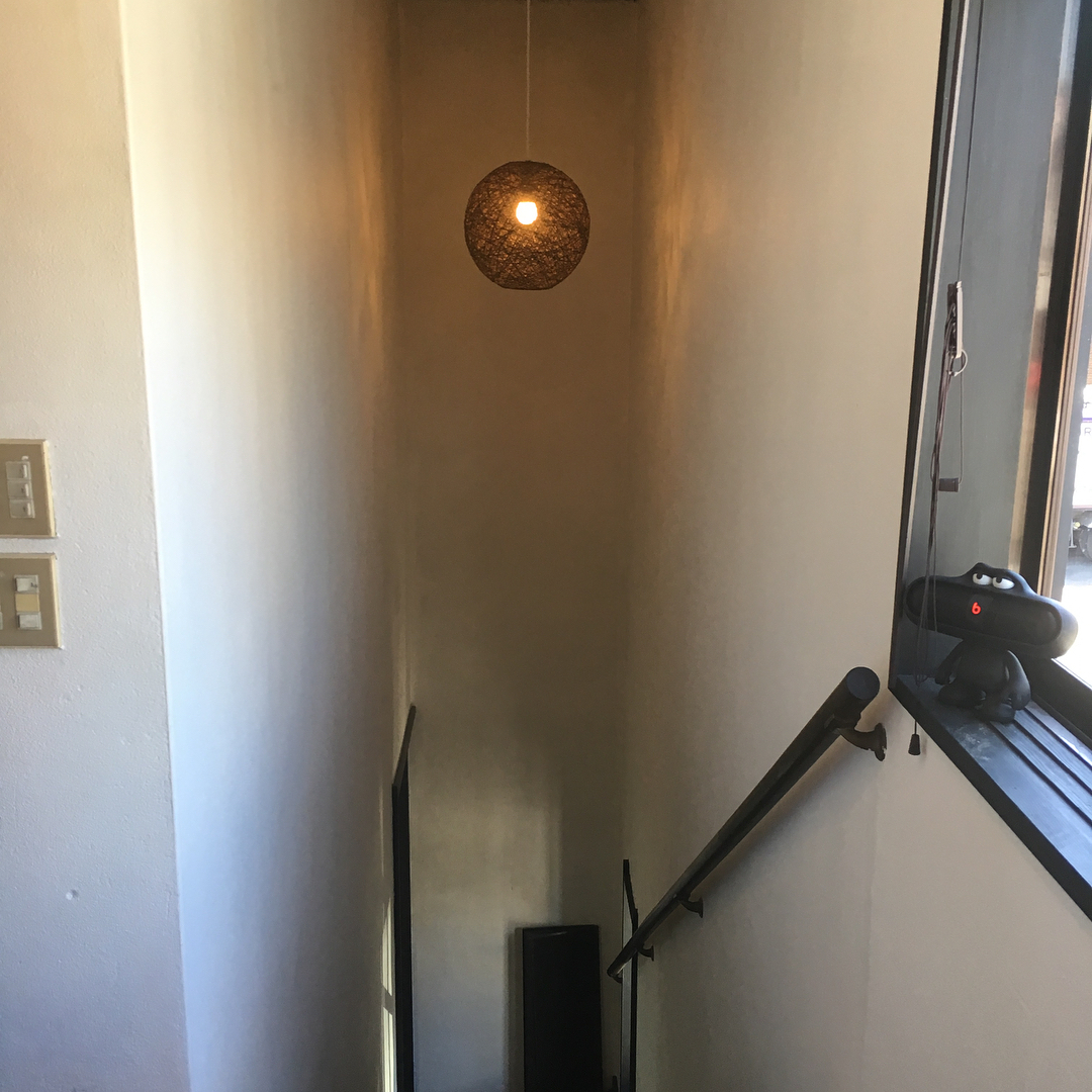 日々、着実に完成へ向かっております
以前、皆様にペンキ塗りのお手伝いをしていただいた2F階段〜通路も、照明をつけてより素敵になりました。

ビフォーアフターで比べてみると、やはり違いますね。