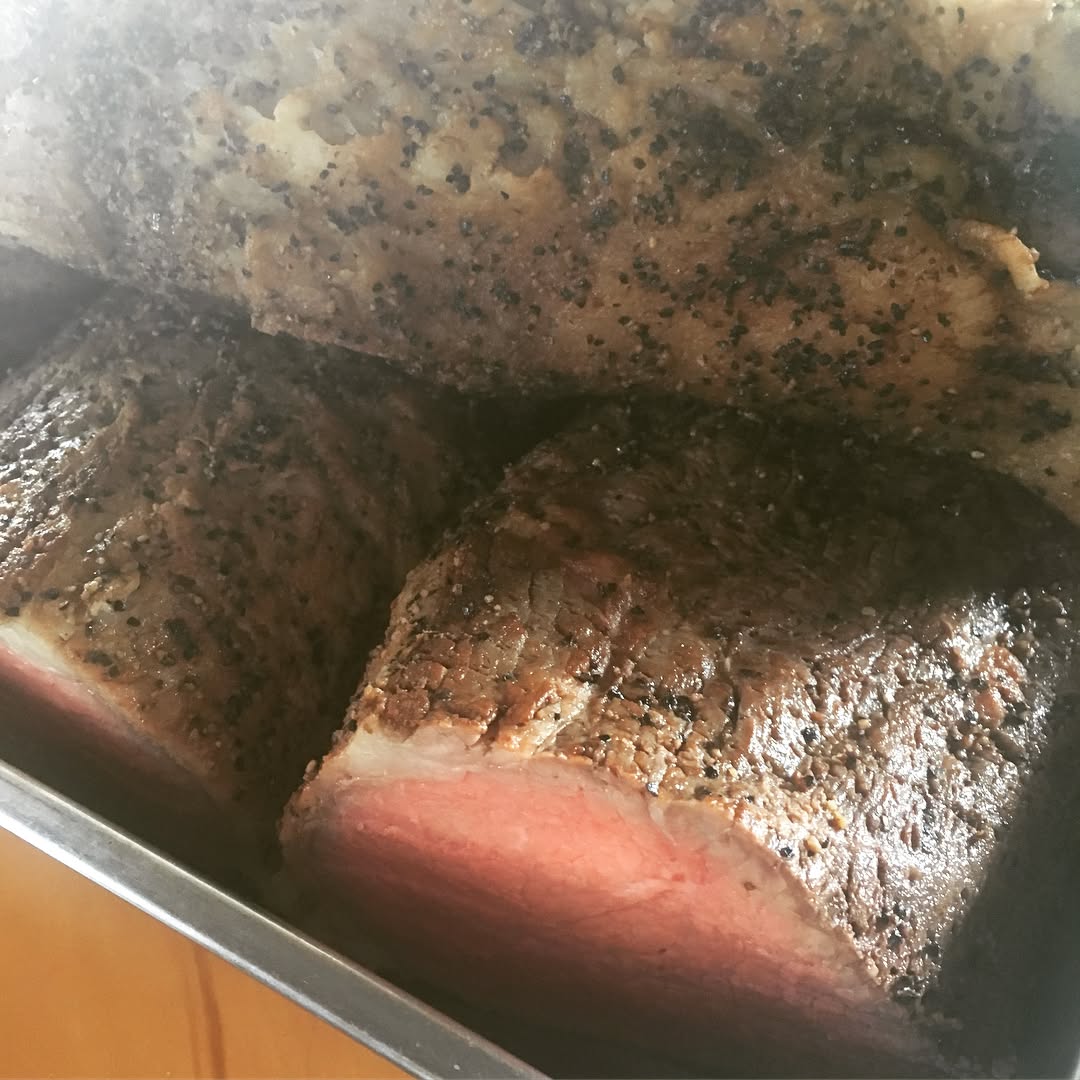 こちらは3日に行われる
北仲路地裏ワインでご提供するローストビーフです️ 仕込みも順調に進み、今日のお昼ごはんでちょっと味見美味しさのあまり、写真を撮るのを忘れ、慌てて仕込んでたものを撮りました

豪華なお昼ごはんを食べて、午後も仕込みを頑張りました

皆さまは3日までもう少々お待ちください天気が心配ですが、楽しみにしてて下さい(*⁰▿⁰*) #3日天気になーれ！