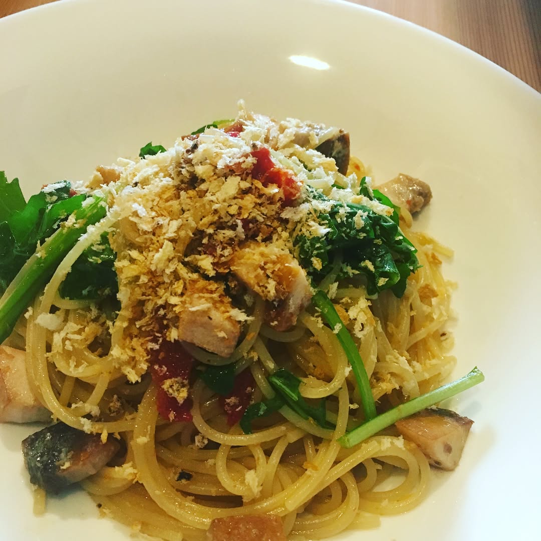 オープンまで残り6日！猛ダッシュで準備を進めております

カウンターも、照明を当てたらより一層ステキに浮き上がりました！
まだまだ準備しなくてはいけないところも多々ありますが……
まずは腹ごしらえ
今日は《カニとズッキーニのトマトソース》と《スモークカジキとセミドライトマトのパスタ》を試作。
うーん！間違いない！美味しい！早くみなさんにも食べてもらいたい！

#みなさんでカウントダウンお願いします！