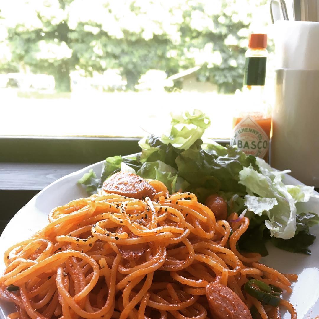 お店の準備もラストスパートです
店内の電飾もつき、雰囲気もでてきました！
今日は、膨大な量の食器類を全て洗って確認して…… そーいえば、お昼ご飯を食べるのを忘れてました。

13時半くらいに、少し遅めのランチへ《八蔵》さんへ(*´∀｀*)ナポリタン、とっても美味しかったです！！デザートも頼んだのですが、写真を撮る前に胃の中へごちそうさまでした。

さて、もうひと頑張りしましょう！