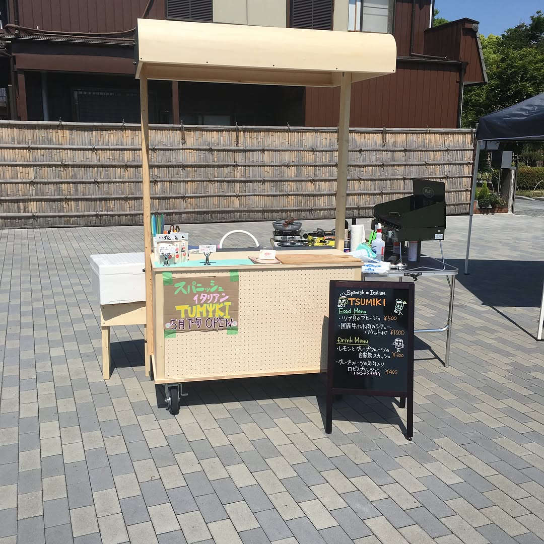 本日は石畳みスタンドアッププロジェクトに参加しております。
ワインウォークに引き続き、本日も屋台にて臨時出店です。

今日のメニューは
・ツブ貝のアヒージョ
・国産牛ホホ肉のシチュー
・レモンとグレープフルーツの自家製スカッシュ
・グレープフルーツの果肉入りロゼスプリッツァー
です！
国産牛ホホ肉のシチューは限定40食ですGWで観光の方も多いので、お早めに(*⁰▿⁰*) #暑くなりそうだぜ！