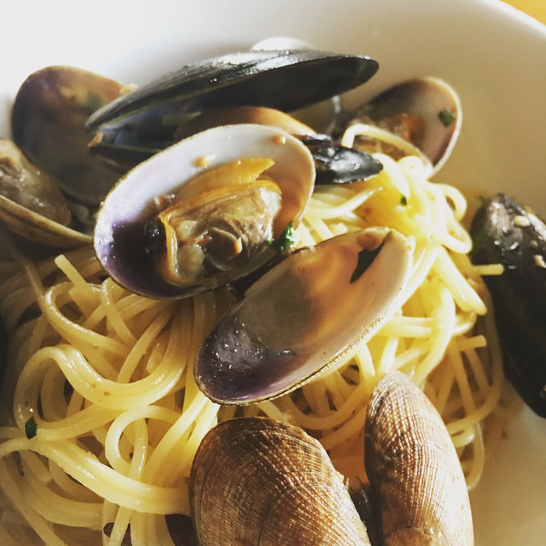 試作ラッシュが始まりました！ 写真のものは、《いろんな貝のボンゴレビアンコ》と《人参のカルボナーラ》です。

TSUMIKI では、クリーム系のパスタは全て生パスタを使用しています。もちもちのパスタとソースが絡んでとっても美味しかったです！
人参のカルボナーラは、普通のカルボナーラと比べて、人参の甘みが出ていて、優しい味に仕上がりました上から黒七味をかけています。山椒の爽やかな香りがバッチリ合います。

どちらもランチメニューでもご用意しています。是非食べてみて下さい(*⁰▿⁰*)