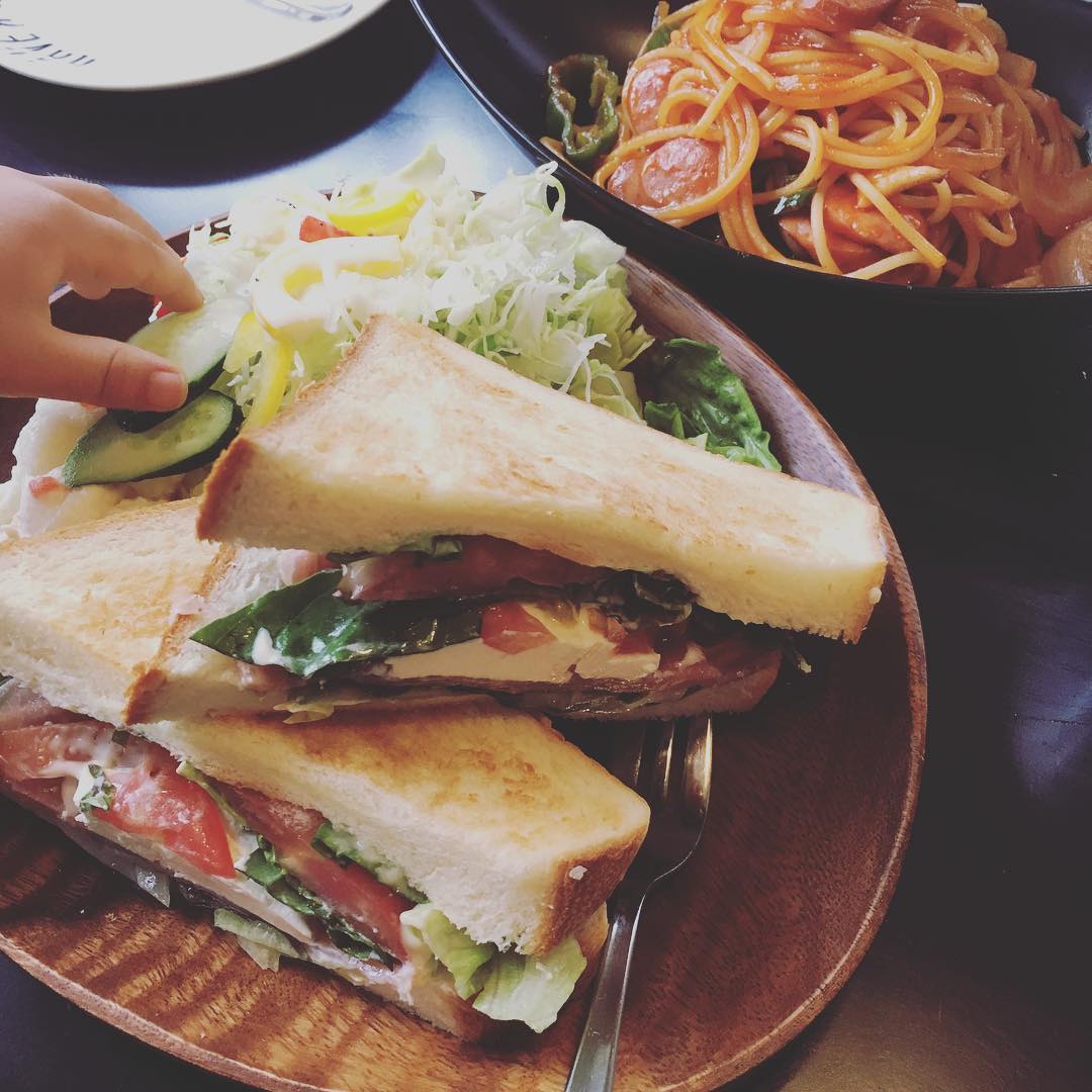 昨日は定休日を利用して、前橋までお出かけでした。お昼に入った喫茶店でランチセットを注文。生ハムのイタリアンサンドとナポリタンをいただきました！どちらもとっても美味しかったです(๑˃̵ᴗ˂̵)
しっかり勉強して、今後お店で活かせたらなー。と思ってます(๑╹ω╹๑ )

さて、あまりにも暑すぎるので、今日からおすすめワインでグレープフルーツの香りのロゼスプリッツァーをご用意しました！グレープフルーツの果肉入りで、暑い日にぴったりのさっぱりしたドリンクです！是非お召し上がり下さい！