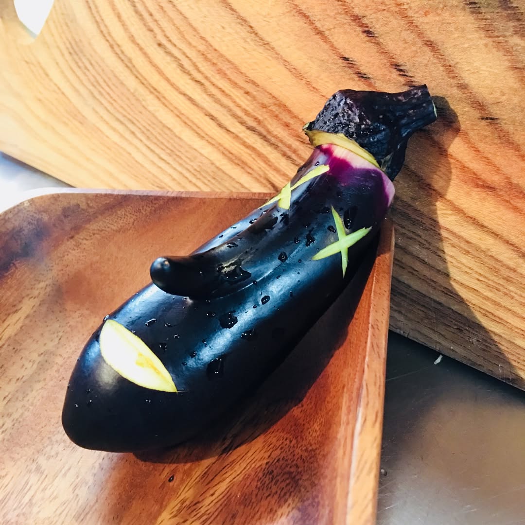 変なナス発見！

今日も恐ろしく暑かったですね例年より早いですが、夏真っ盛りです
夏野菜の代表  ナス  も、汗をかいていました(=^▽^)σ

いよいよ今週末はフラワーパークさんでのイベントに出店です！TSUMIKI では、足利マール牛を使ったローストビーフをご用意いたします！気温も高そうだし、冷たーい自家製レモンスカッシュもあります！お楽しみに(๑˃̵ᴗ˂̵) イベント準備の為、明日19日のディナータイムはお休みさせていただきますご迷惑をおかけして申し訳ございませんm(_ _)m

#変なナス発見！