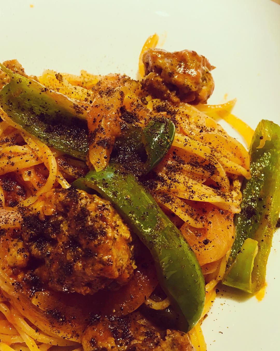 明日からの日替わりパスタは、大人の香りのナポリタン
名付けて！《オトナポリタン》！！笑
夏になって、さらに美味しいピーマンがたくさん入って、ピーマン好きの私には嬉しいパスタ(๑˃̵ᴗ˂̵)
さらに！黒七味を上からかけているので、山椒がアクセントになり、ほんのり大人な香りがします！
辛いのが苦手な方は、黒七味抜きでも出来ますよ！
是非ご賞味あれ♡