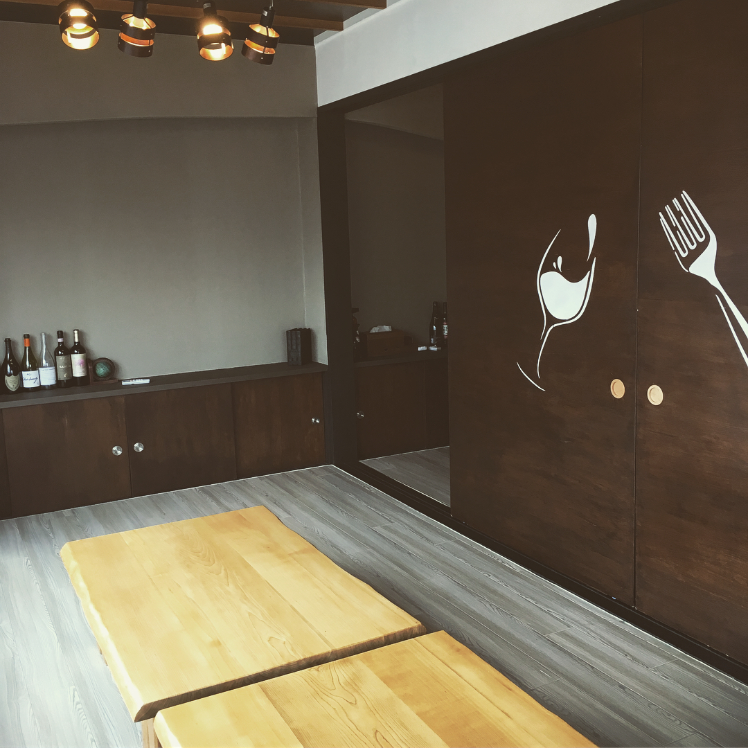 ちょっとのぞかせて下さい(＞人＜;)なんてお客様のご要望も多いので、店内2階のお席をパシャッ📸
8〜10名様のお席が2部屋あります。もちろん、中央のふすまを取り払えば、最大30名様まで入れる大広間になります。基本的にはご宴会のご予約で使ってますが、ご希望があればご用意出来る日もあると思います(๑˃̵ᴗ˂̵)
スタッフまでお問い合わせ下さい