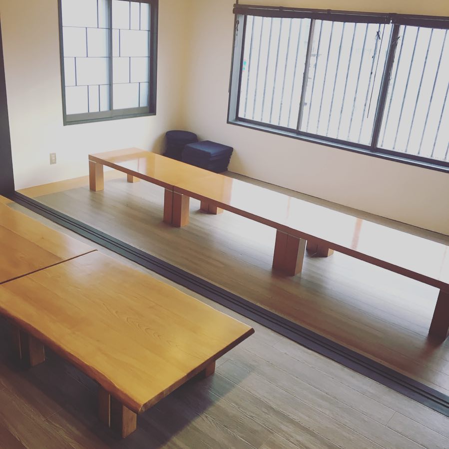 台風一過で、晴天！でも、風が強いですね

ちょうどご予約で2階のお席を使う予定だったので、パシャリ
真ん中の仕切りを取り払うと、こんな感じです。今回は22名様でのご利用のため、2部屋使って大広間にしました！

これからご宴会の席も増えるシーズンに突入します。幹事様、TSUMIKI 要チェック