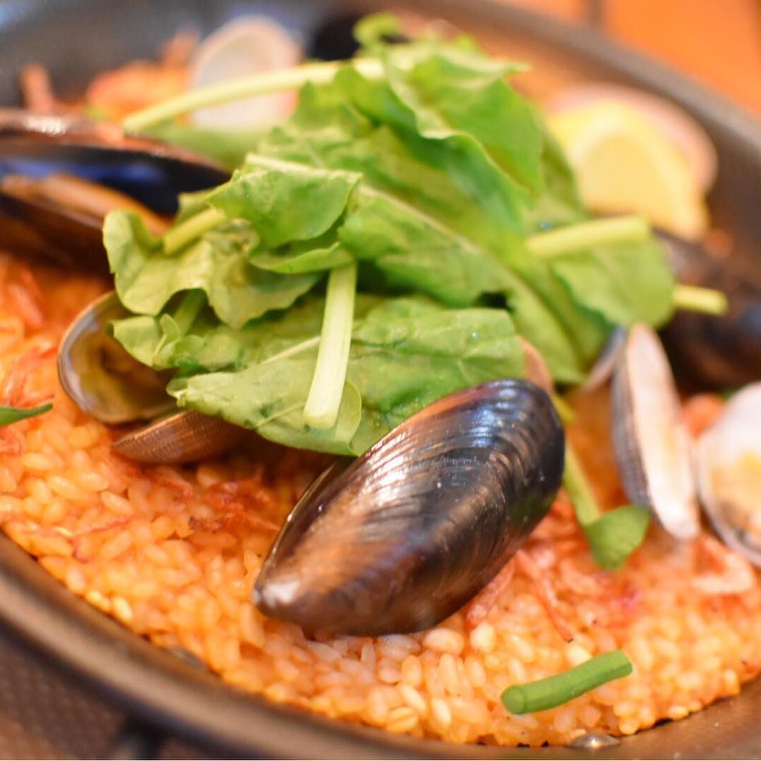 大人気！貝と野菜のロッソパエリア🥘
香ばしい香りが食欲を増進すること間違いなし(*⁰▿⁰*)ご飯には、押し麦も入っていて、ちょっと体に良い事している気分

ランチでは種類豊富な選べるお料理の中にパエリアも含まれていますセットによっては、嬉しいドルチェ付きにもできます╰(*´︶`*)╯♡
是非食べてみてください！
