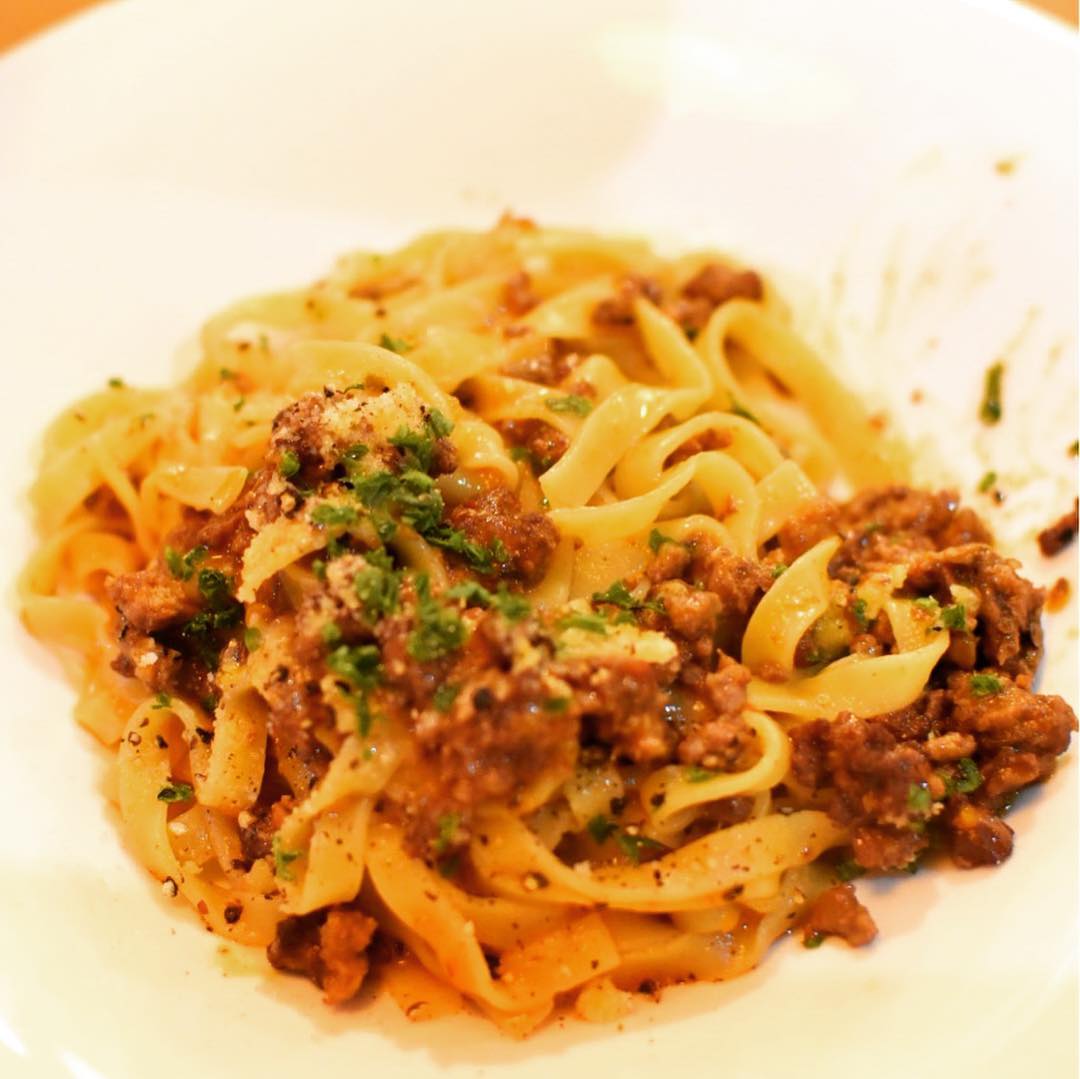こんばんは。 昼間は暖かかったのに、夕方からだんだん肌寒くなってきました 写真のものは、『国産牛のボロネーゼ』もちもち生パスタに濃厚ソースが良く絡みます(๑>◡<๑) 赤ワインにもぴったりで、オススメの一品です ☆お知らせ☆ 11月12日(月)は臨時休業となります。翌日13日(火)は通常営業となります。