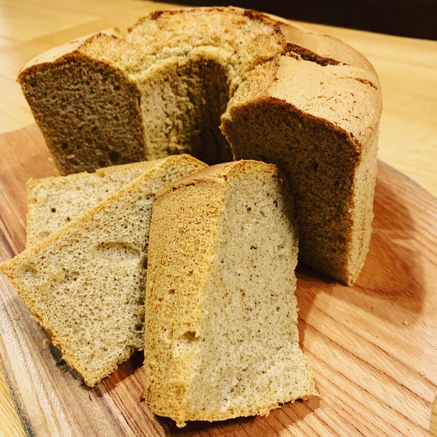 ほわっほわのシフォンケーキはいかがですか？

ドルチェ盛り合わせについてる《ほうじ茶のシフォンケーキ》です
しっとりふわふわ食感と、ほうじ茶の香ばしい香りが自慢です！
ホイップクリームには、大豆クリームを使用しているので、油脂分もカロリーも控えめになってますよ