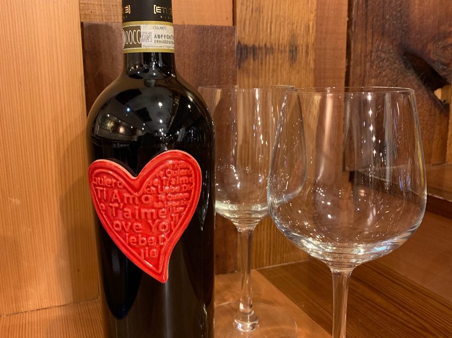 新しいワインを入荷しました！
本数限定ではありますが、ラベルの可愛いキャンティです(*´꒳`*) 2009年のG8サミットのお土産として各国の首脳へ贈られたワインだとか…_φ(･_･
なんにせよ、インスタ映えバッチリです！ぜひ飲んでみて下さい ☆お知らせ☆
2月の営業日は、日曜定休で通常営業となります！
貸切の時や、臨時休業の日は、その都度お知らせします。 ☆お知らせ☆その2
以前木製ネームプレートを頼まれた方へ
完成しましたよー！取りに来て下さい(*⁰▿⁰*) 




#お心当たりの方は取りに来て♡