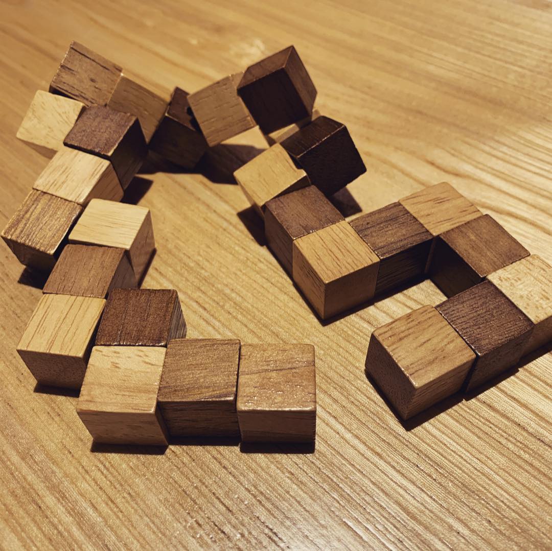 クエスト発生
スネークキューブ ってご存知ですか?ルービックキューブに似たシルエットで、つながったキューブを立方体に組み上げるパズルです。
キューブを崩した時の蛇のような姿から「スネークキューブ」とよばれているそうです。
一度崩すとなかなかもとの立方体に戻せません。
カウンターの隅に置いてあります。
挑戦者随時募集中です
ちなみに、クリア出来た方には、ドリンク1杯プレゼントしますスタッフまでお声をかけて下さい٩( 'ω' )و