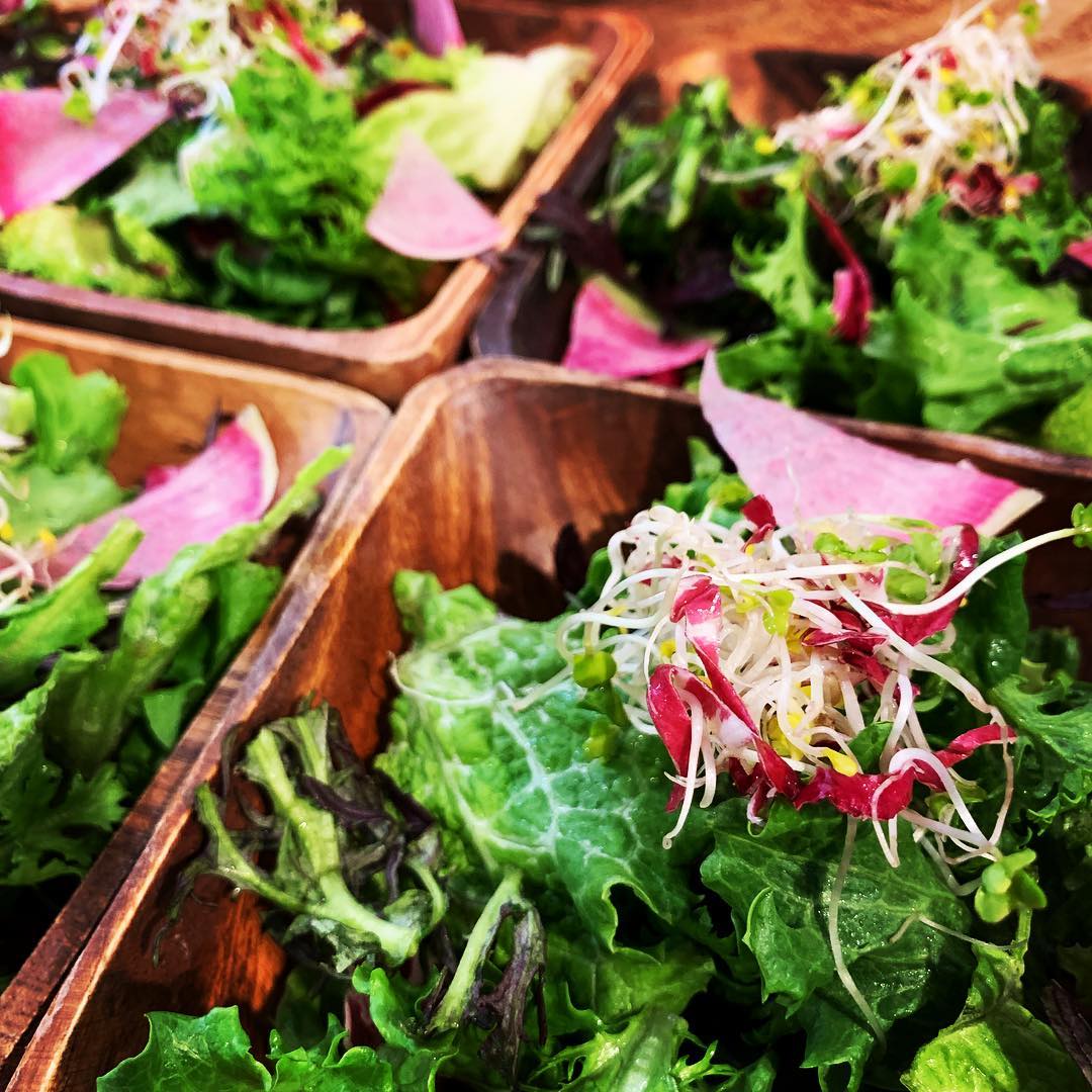 TSUMIKIでは、契約農家さんから直送される新鮮なお野菜を使用してます。
無農薬野菜を中心に、旬のお野菜がたくさんあります!
中には珍しい色合いのお野菜もあって、目にも楽しく美味しいものばかり╰(*´︶`*)╯♡ 中でも、バーニャカウダや長田さんちのグリーンサラダはおすすめです
ランチタイムにも食べられますよ ☆お知らせ☆
明日3月6日は臨時休業とさせていただきます。ご迷惑をおかけしますが、よろしくお願いしますm(_ _)m