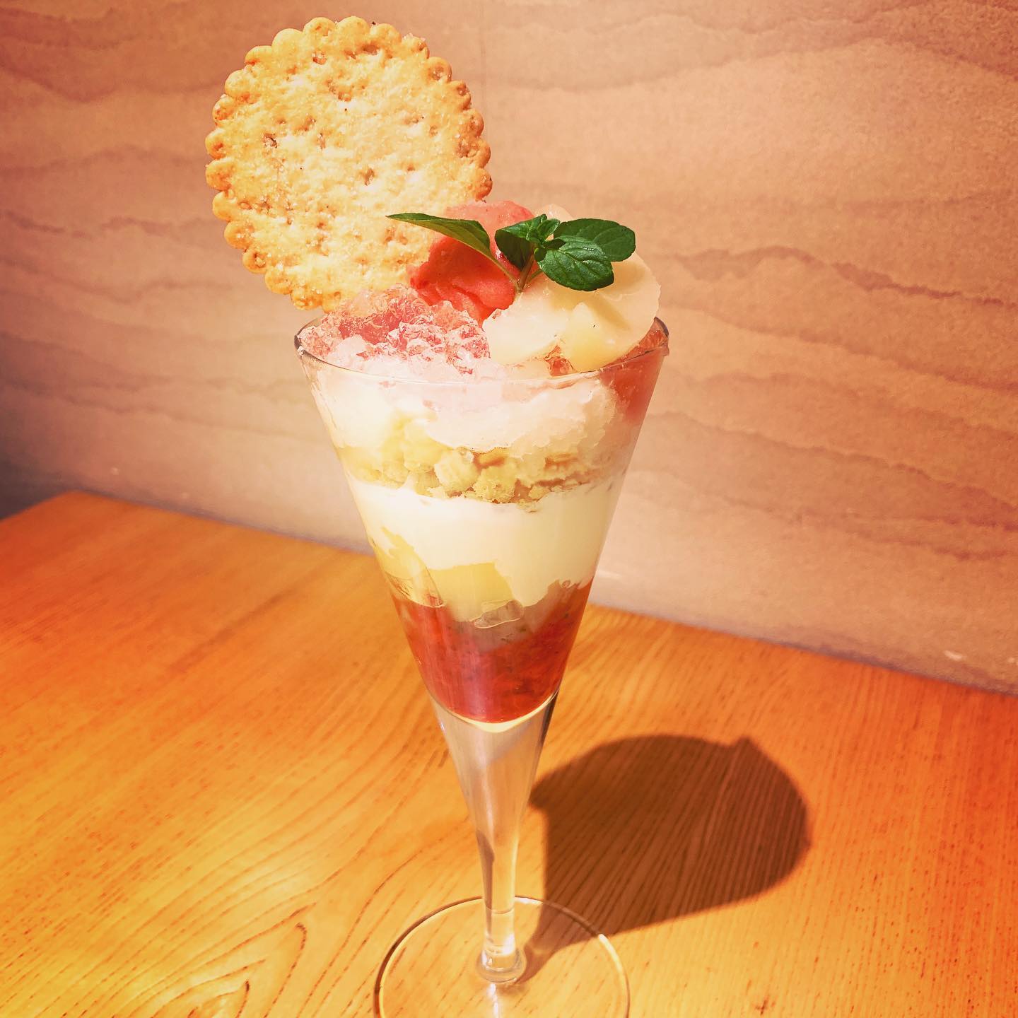 じゃーん︎╰(*´︶`*)╯ 新作パフェの試作品です 今回は、パフェの内容よりも、ネーミングが先にひらめいてしまって… 題して！『サクラモモコパフェ』です笑 ひらがな表記だと、いろんな大人に怒られるので、カタカナ表記でお願いします ご想像通り、桜と桃をテーマに、春らしいパフェになりました もう少し改良してからお披露目しますねー♡ お楽しみに(๑>◡<๑)