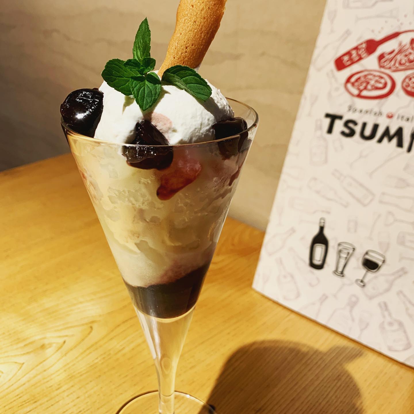 季節のパフェが新しくなりました！ 令和一発目のパフェは、 さくらんぼと桃のパフェ です(๑>◡<๑) 前回のパフェはピンクのキラキラした桜のゼリーが可愛らしい印象でしたが、今回はアメリカンチェリーとクレームダンジュのコントラストが大人な雰囲気をかもし出しています 中には桃のグラニテが入っていて、想像以上にさっぱりペロリと食べられちゃいます╰(*´︶`*)╯ ランチでももちろん、ディナータイムには大好評の前菜セットにプラス¥500で食べられますよ！ぜひぜひご賞味あれっっ