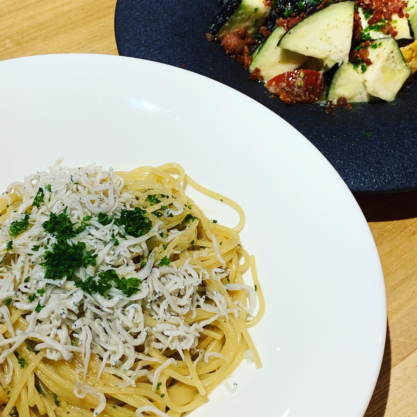 新メニューの試作
『たっぷりシラスのペペロンチーノ』
『泉州産 水ナスのサラダ』
どちらも美味しく出来ました٩( 'ω' )و

来月あたりから、メニューを一部リニューアルします！それについては、後日またお知らせします🤓
お楽しみに！