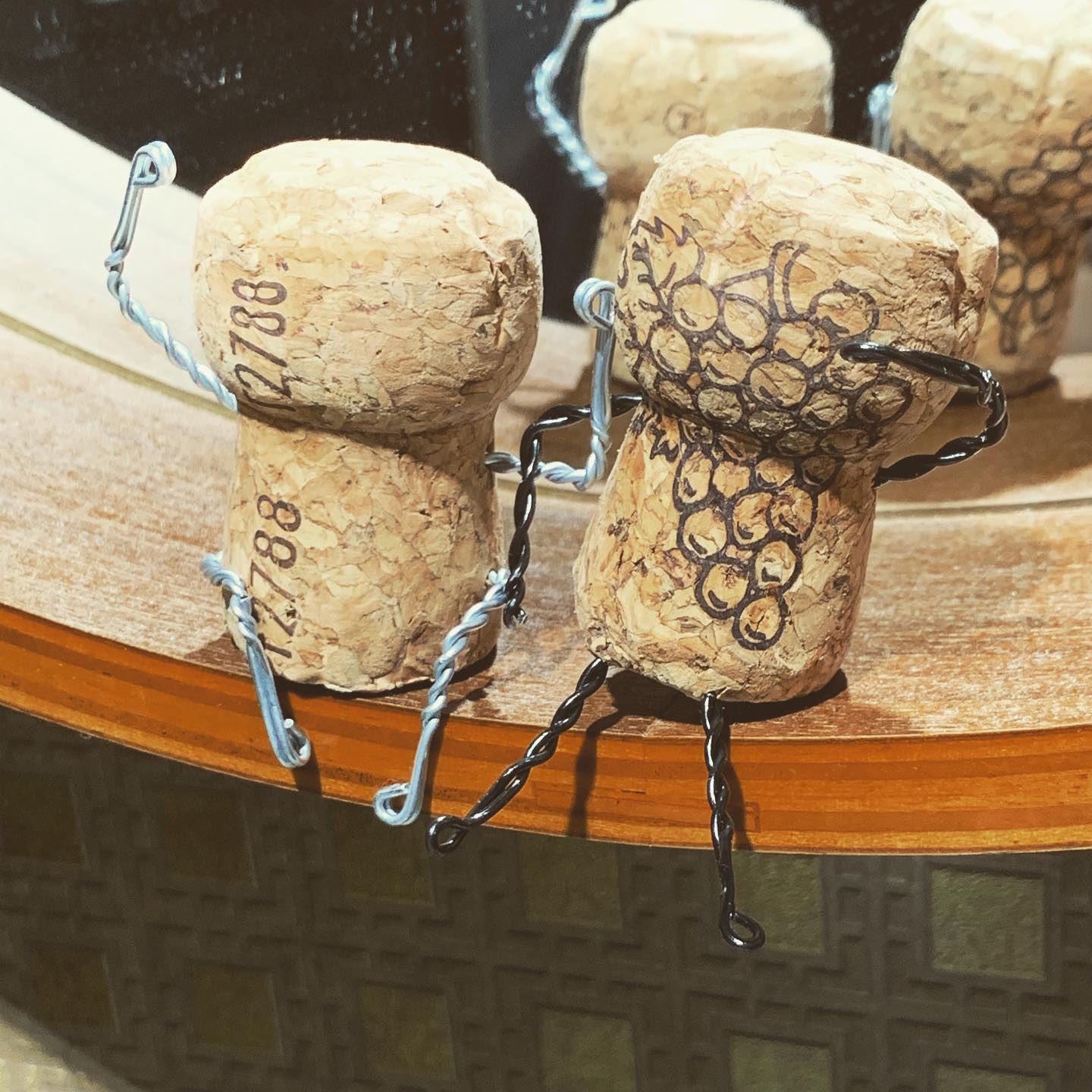 お久しぶりです。
最近の初夏並みの暑さのおかげか、生ビールやスパークリングワインを好まれるお客様が増えてきました(๑╹ω╹๑ )
もちろん、大人気の『前菜セット』にもセットドリンクとしてお選びいただけます

スパークリングワインがたくさん出ると、コルク人形がそっと増えていきます店内のどこかにいるので、探してみてください