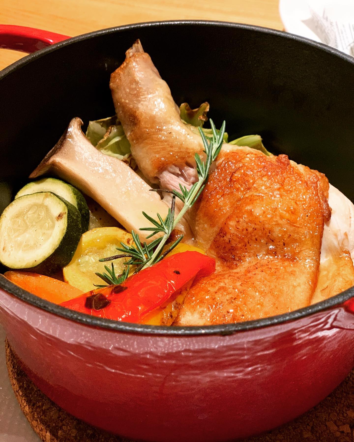 しとしと雨が降り続けていますが、ここ数日涼しくて過ごしやすいですね(*´∀`*) 写真のものは、今日からオススメメニューに仲間入りの
『香味野菜でマリネした骨付き地鶏のココット』
です!
ボリュームがあって、スチームでふっくら仕上がった地鶏のもも肉はとってもジューシーです🍽 ぜひ、地鶏と一緒に自撮りしてくださいね🤳