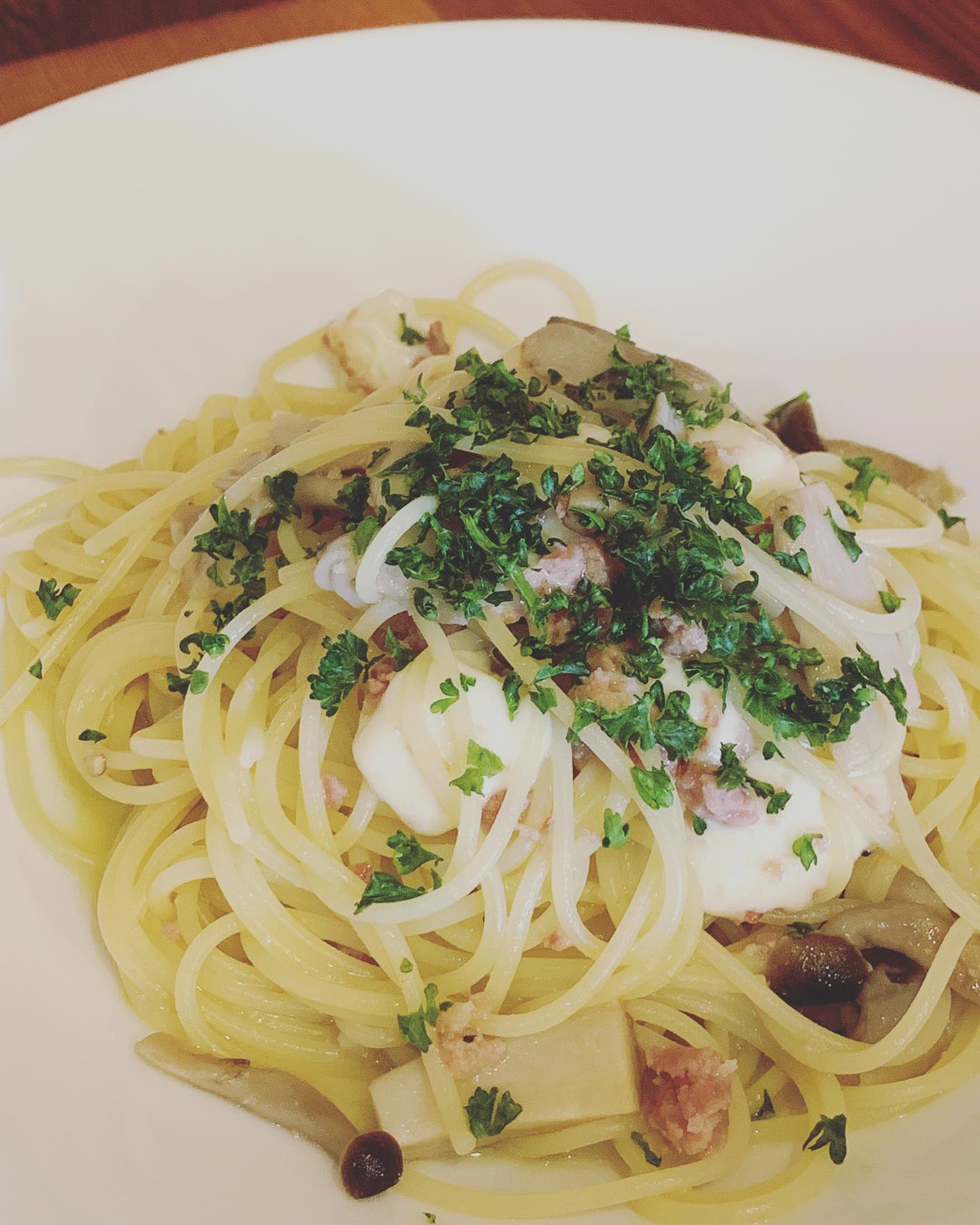 新メニューをちょこっと見せちゃいます(๑˃̵ᴗ˂̵)
『キノコとモッツァレラのスモーク風味』です!
まかないで食べていたスタッフに食リポを頼みましたが… 「ん〜!キノコ美味しい!モッツァレラも…あ!スモークの香りが!ん〜美味しい!」 と、参考になるんだかならないんだかよく分からないコメントをしながら、ペロリと完食 とにかく、美味しいという事は分かりました!ぜひみなさんも召し上がってください🍽