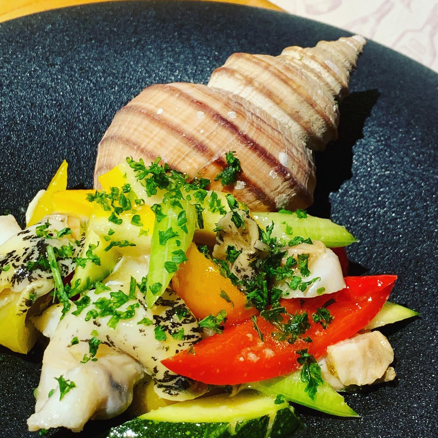 梅雨はどこへ行ったのか… 今日も暑かったですね こんな日には、オススメメニューの中からこれをご紹介！ 『つぶ貝のジンジャーレモンマリネ』 つぶ貝のコリコリした食感と、色とりどりの野菜がサッパリと食べられます🤗 色味もキレイで、写真映えしますよ(๑>◡<๑)