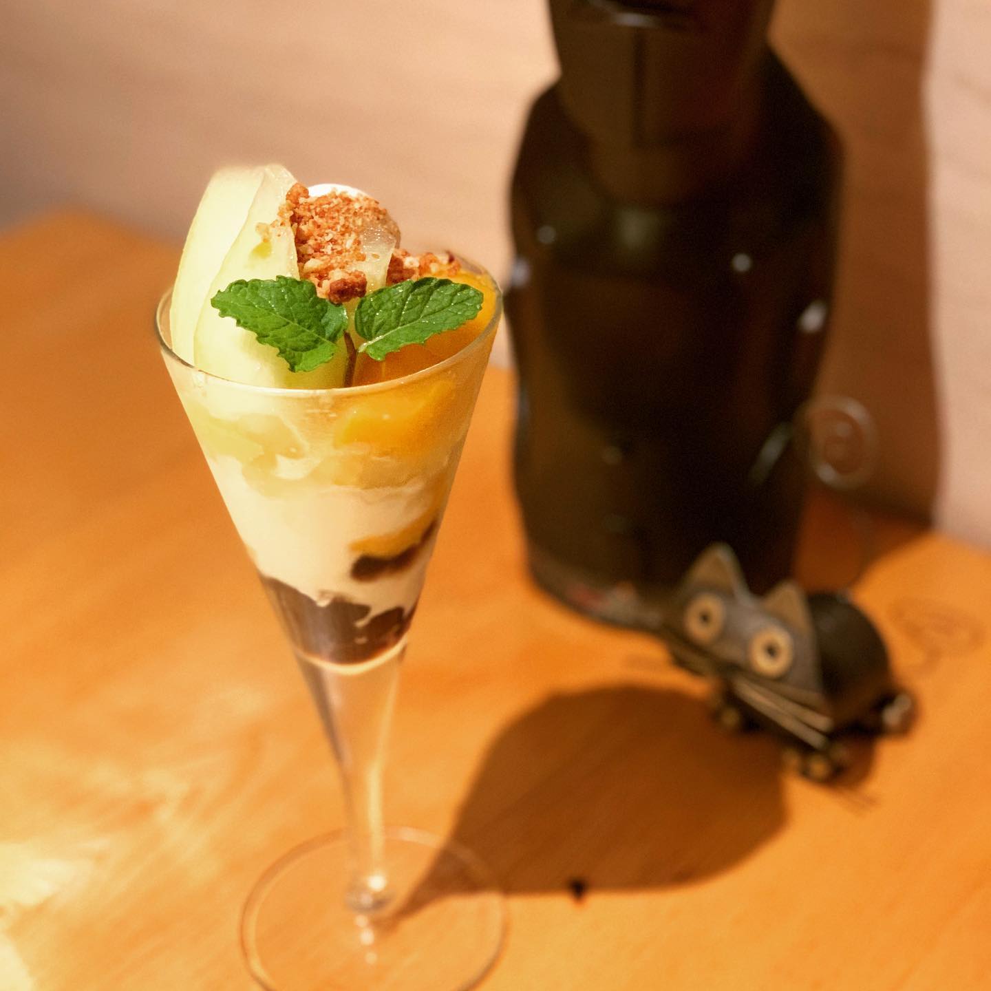 新作パフェの試作品〜
今回は『マンゴーとメロンとタピオカのパフェ』です！

ジューシィーな果肉と、モチモチのタピオカは女子にとって、鉄板の組み合わせですよねー

まだ試作段階なので、お披露目は来週の中頃になるかなー…。お楽しみに！