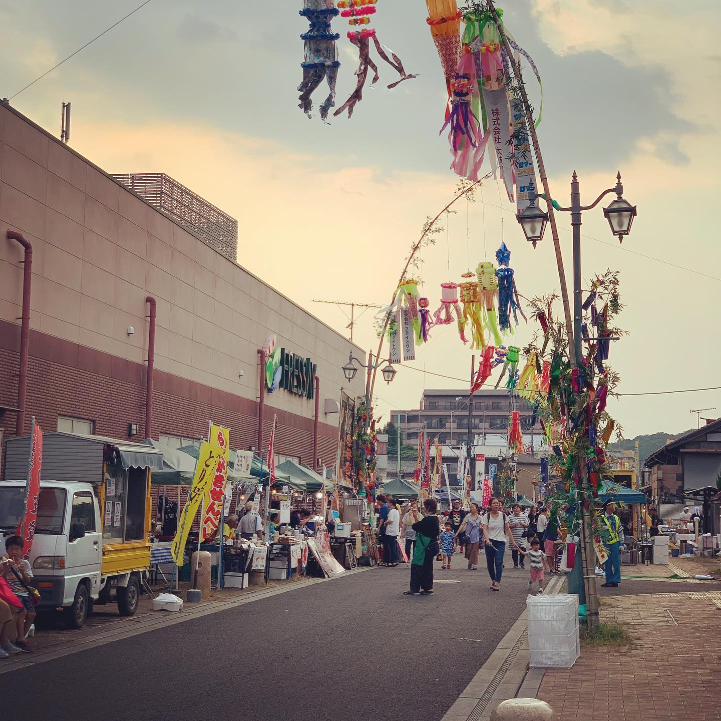 久しぶりの更新ですすみません
昨日から続く、北仲の七夕祭り!!
今日も気温はかなり高めですが、早い時間からたくさんの人が歩いています TSUMIKIの
お祭り限定 イカスミ焼きそば
は、昨日から大好評で、驚くほどの売れ行き
残りわずかとなっています
お早めにお買い求めください♡
明日は、臨時休業とさせていただきます。
よろしくお願いします。
