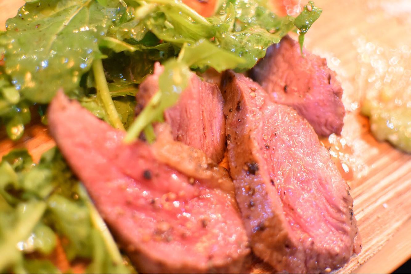 お盆真っ只中にもかかわらず、雨が降ったり止んだり…
ちょっと買い物に行くと、行きは降っていなかったのに、お店から出ると土砂降りだったりヽ(￣д￣;)ノ

TSUMIKIではお盆期間中、数に限りがありますが、国産牛のグリルのお肉を地元・足利の《足利マール牛》でご用意しております！無くなり次第終了となりますので、お早めにどうぞ