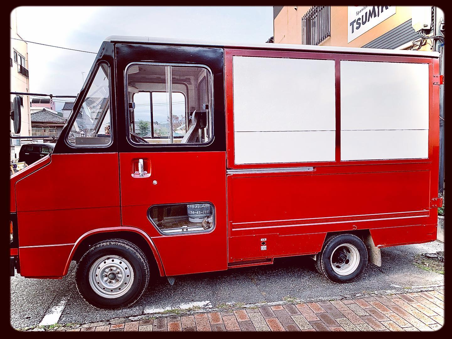 ついに、TSUMIKIのキッチンカーの塗装が完了しました！！
これからロゴマークを貼ったり、看板をつけたりと忙しくなります

店名は《PKT》です。パケットと読んで下さい
揚げピザとクレープのお店です
揚げピザは、TSUMIKIのピザを半分に折って揚げたようなもの。小腹が空いた時やおやつにもぴったり(*'ω'*)
クレープは、生地をくるくる巻くのではなく、生地を折りたたんで四角いクレープになってます(*´∀｀*) どちらもワンハンドで食べられるので、抜群にお手軽です

オープン予定は11月5日火曜日です！！詳細は後ほどインスタにてアップします٩( 'ω' )و

感謝の意を込めて、TSUMIKI店舗では11月5日〜期間限定で、
平日（月曜〜木曜）の夜18時〜21時の間、飲み放題1時間¥1000でご用意いたします！ぜひ店舗にもお立ち寄りください！