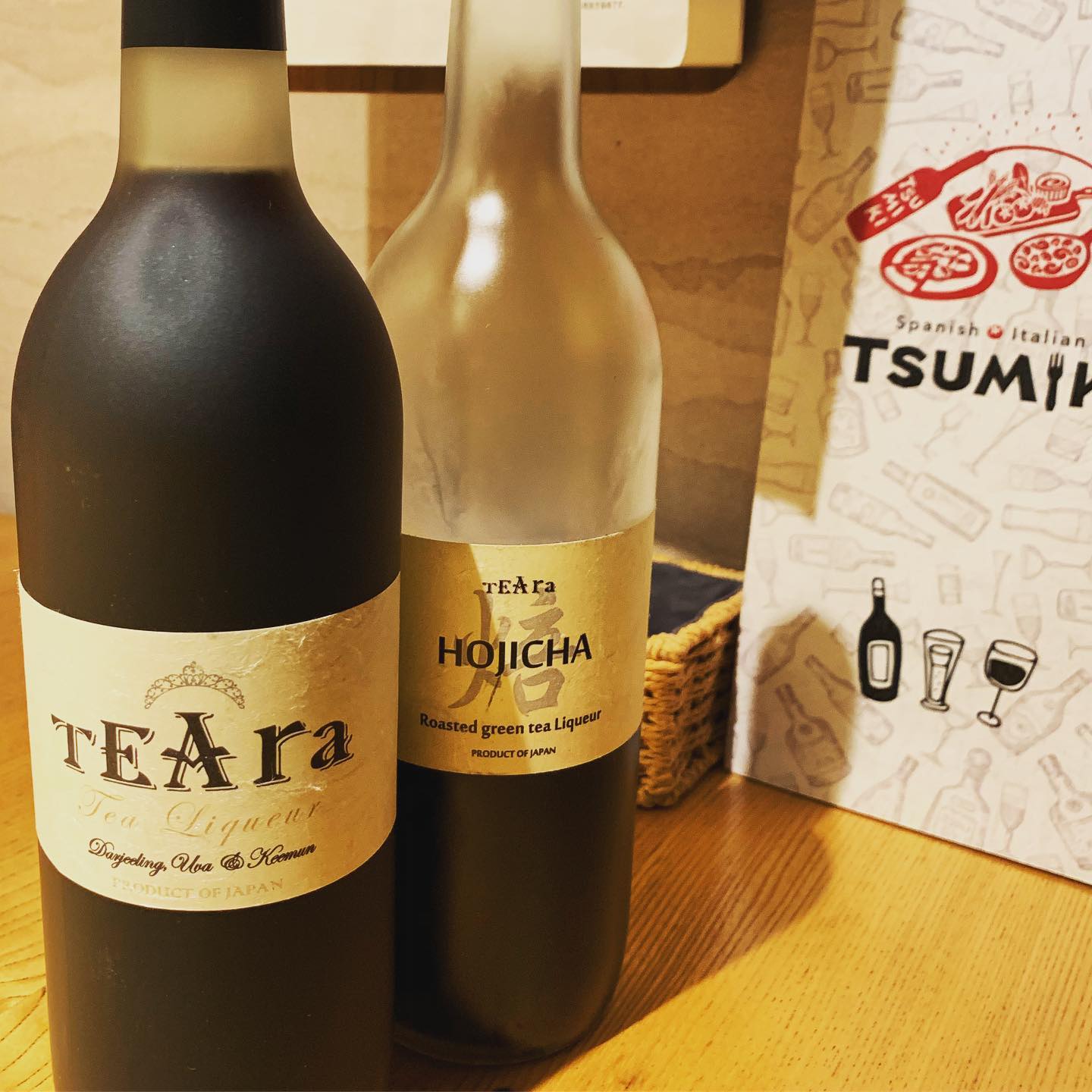 新たなメニューを考案中…(˘⌣˘)
TEAra（ティアラ）シリーズのリキュール
写真のものは、紅茶とほうじ茶ですが、もう一つジャスミン茶のリキュールもあるそうです。

このリキュールを作った方と直接お話しする機会があり、飲ませていただきました(о´∀`о)
味はもちろん、どれをとっても、香りが素晴らしいっ！！
これらを使って、新メニューを考案中です
お楽しみに