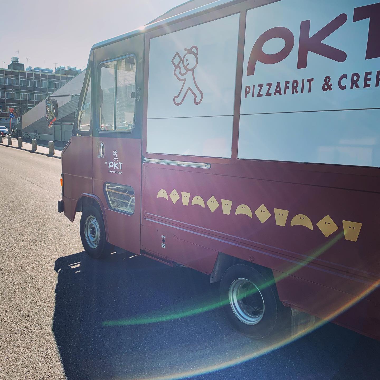 本日より、TSUMIKIのキッチンカー《PKT》が始動いたします！！
揚げピザとクレープを販売します 営業時間
13時〜18時
定休日
日曜日

ですが、まだ慣らし運転のため、今週は
14時〜オープン
となっております。
始めの内は、不慣れでご迷惑をおかけすると思いますが、よろしくお願いしますm(_ _)m