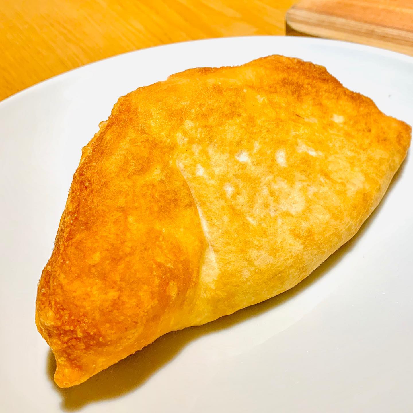 揚げピザってこんな感じ TSUMIKIのキッチンカー《PKT》にて販売している揚げピザ。 揚げたてなので、中身はあっつあつです 明日は恵比寿講ですね。 明日のPKTの営業時間は少し伸ばして、たくさんの方にPKTを知っていただきたいと思ってます(๑>◡<๑) 夜は冷えるので、あっつあつの揚げピザをお供に恵比寿講へ行ってみませんか？