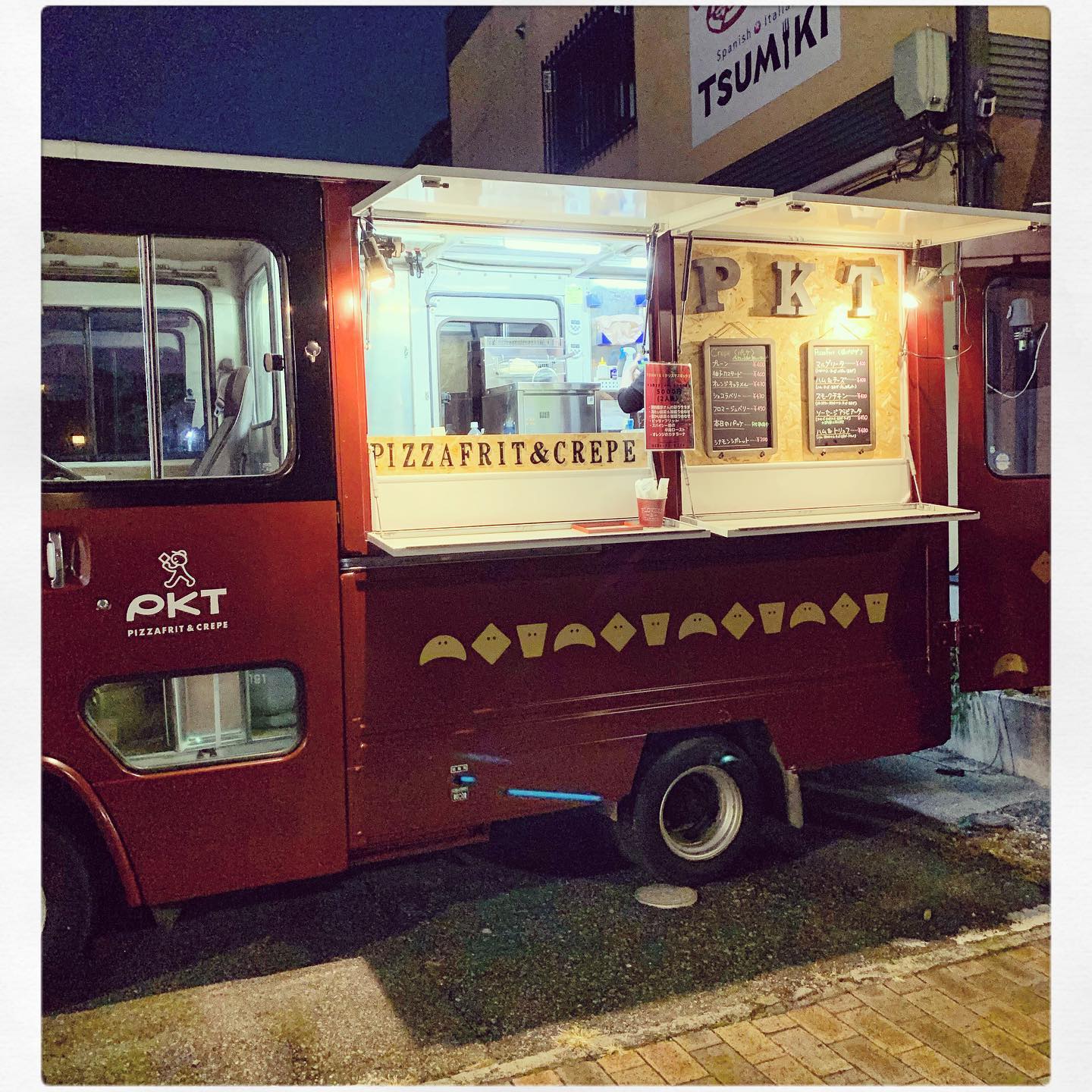 PKT営業中ですよー🤗 あっつあつの揚げピザと、ザクザクパイがアクセントのクレープはいかがですかー？ 前を通りかかったら、ぜひぜひ♡