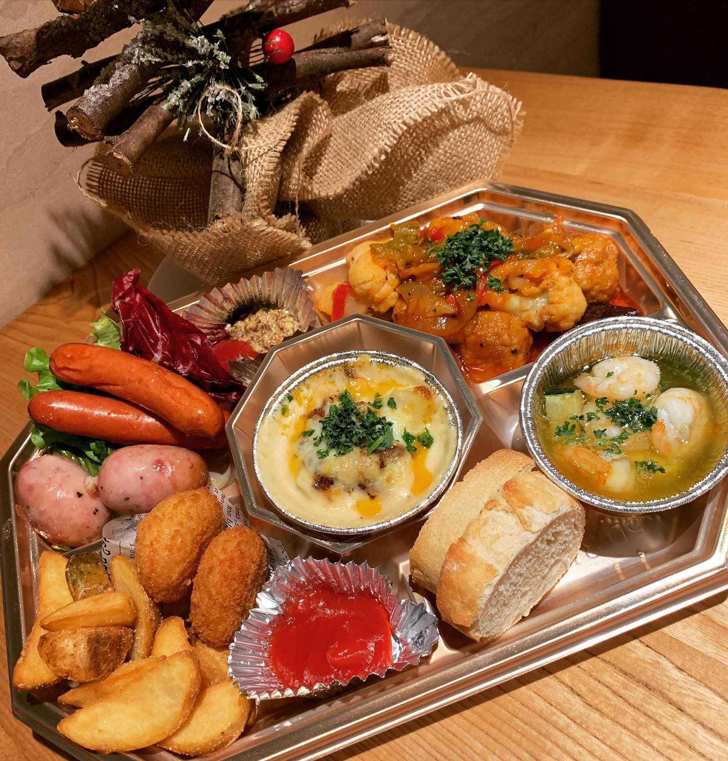 12月23日〜25日限定のTSUMIKIのクリスマスボックス
テイクアウト専用です。
・契約農家さんのグリーンサラダ
・冷たい前菜6種
・温かい前菜6種
・ピッツァフリット
・スパイシー鶏のロースト
・オレンジのカタラーナ
1箱2人前で¥5000です。

今日アップしたのは、温かい前菜6種です。
他のお料理も続々とアップしていきますねーお楽しみに

お渡しは23日〜25日のいずれも14時〜19時までです。
お家や仲間内でのクリスマスパーティーにぜひご利用ください🤗