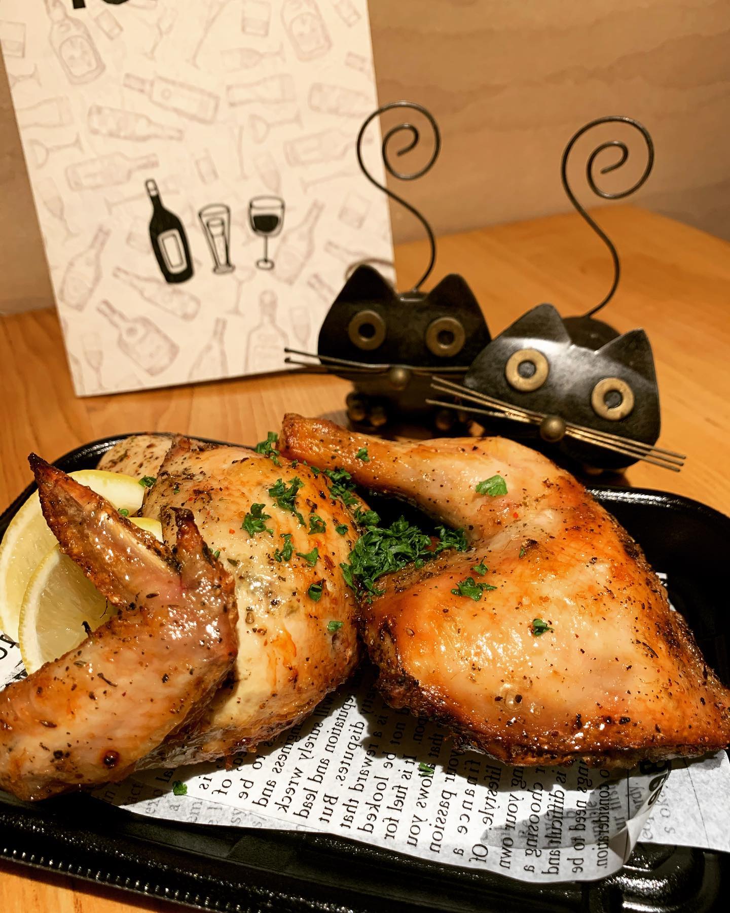 写真のものは、クリスマスボックスのスパイシー鶏のローストです🤗 試食しましたが、ピリっとスパイスが効いて、クセになりそう(≧∀≦)赤ワインにも白ワインにも合いそうですね

12月23日〜25日限定のTSUMIKIのクリスマスボックス
テイクアウト専用です。
・契約農家さんのグリーンサラダ
・冷たい前菜6種
・温かい前菜6種
・ピッツァフリット
・スパイシー鶏のロースト
・オレンジのカタラーナ
1箱2人前で¥5000です。

お渡しは23日〜25日のいずれも14時〜19時までです。
おかげさまで、たくさんのご予約をいただいております。🤗特に24日は多いですねー(*⁰▿⁰*)テイクアウトピザのご予約も絶賛承り中です

ステキなクリスマスになりますように╰(*´︶`*)╯♡