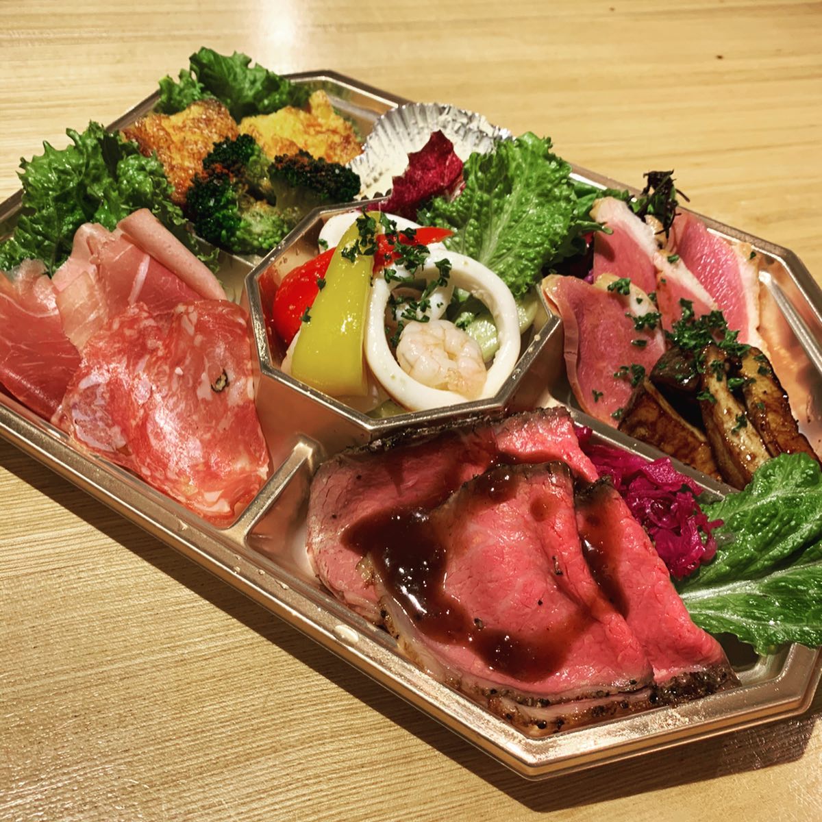 お待たせしました(*⁰▿⁰*)
写真はクリスマスボックスの冷たい前菜6種とデザートのカタラーナです🤗
大人気のローストビーフや、定番の生ハム、さっぱりした魚介と野菜のマリネなど、お酒にも合いそうですねー 12月23日〜25日限定のTSUMIKIのクリスマスボックス
テイクアウト専用です。
・契約農家さんのグリーンサラダ
・冷たい前菜6種
・温かい前菜6種
・ピッツァフリット
・スパイシー鶏のロースト
・オレンジのカタラーナ
1箱2人前で¥5000です。

お渡しは23日〜25日のいずれも14時〜19時までです。
お家や仲間内でのクリスマスパーティーにぜひご利用ください🤗