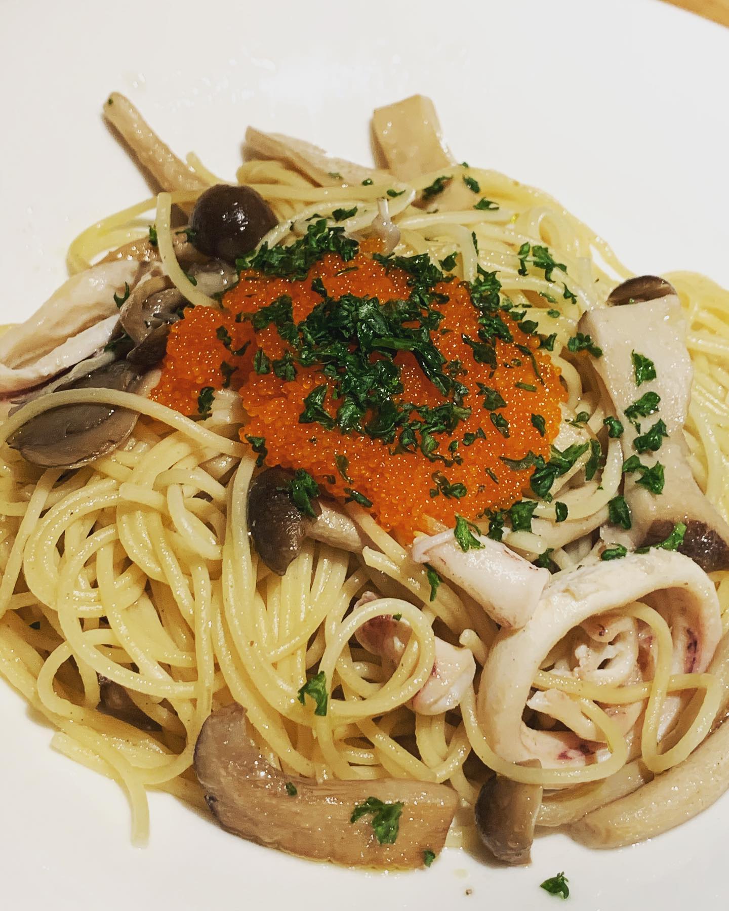 ランチメニューで密かに人気の《イカのキノコアンチョビ とびっこ添え》 ニンニクとアンチョビの風味と、キノコとイカの旨味と、とびっこのプチプチした食感がとっても楽しい一皿です ランチメニューはたくさんの種類があって迷っちゃうなんて時は、ぜひこのパスタをチョイスしてみてください(๑>◡<๑) ☆お知らせ☆ 年内の営業日 12月27日 12月28日 12月30日(ディナーのみ) 年始は3日のディナーから営業いたします。 年末年始は混雑が予想されますので、ご予約はお早目にご連絡下さいm(_ _)m