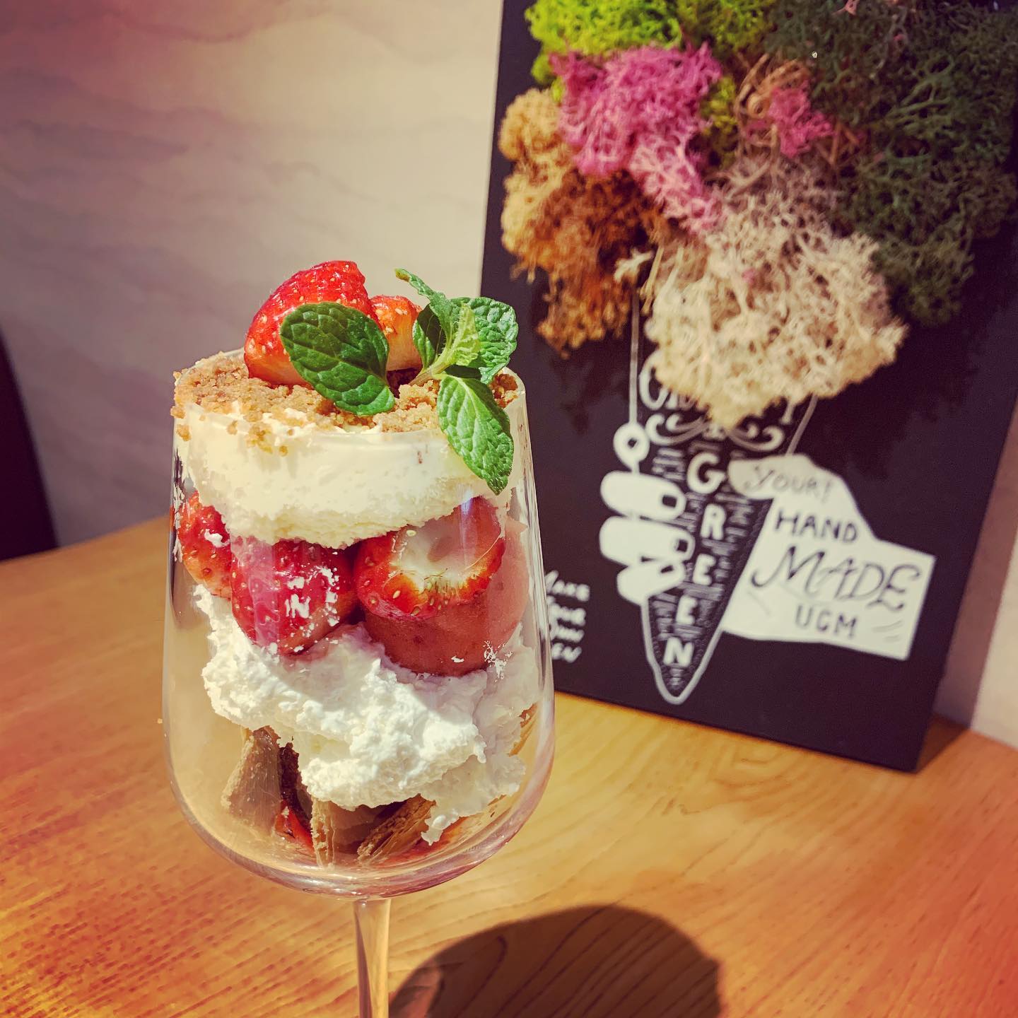 今年もイチゴの季節がやってきました！

昨年大人気だったイチゴのミルフィーユパフェ
今年もやりますよー╰(*´︶`*)╯
フレッシュなイチゴの酸味と、ホワイトチョコのババロア、クレームダンジュのなめらかな口当たり、サクサクパイとカリカリホワイトチョコがアクセント 今回のパフェも美味しくしかなりませんでした🤗
ぜひぜひご賞味下さい(*´꒳`*)