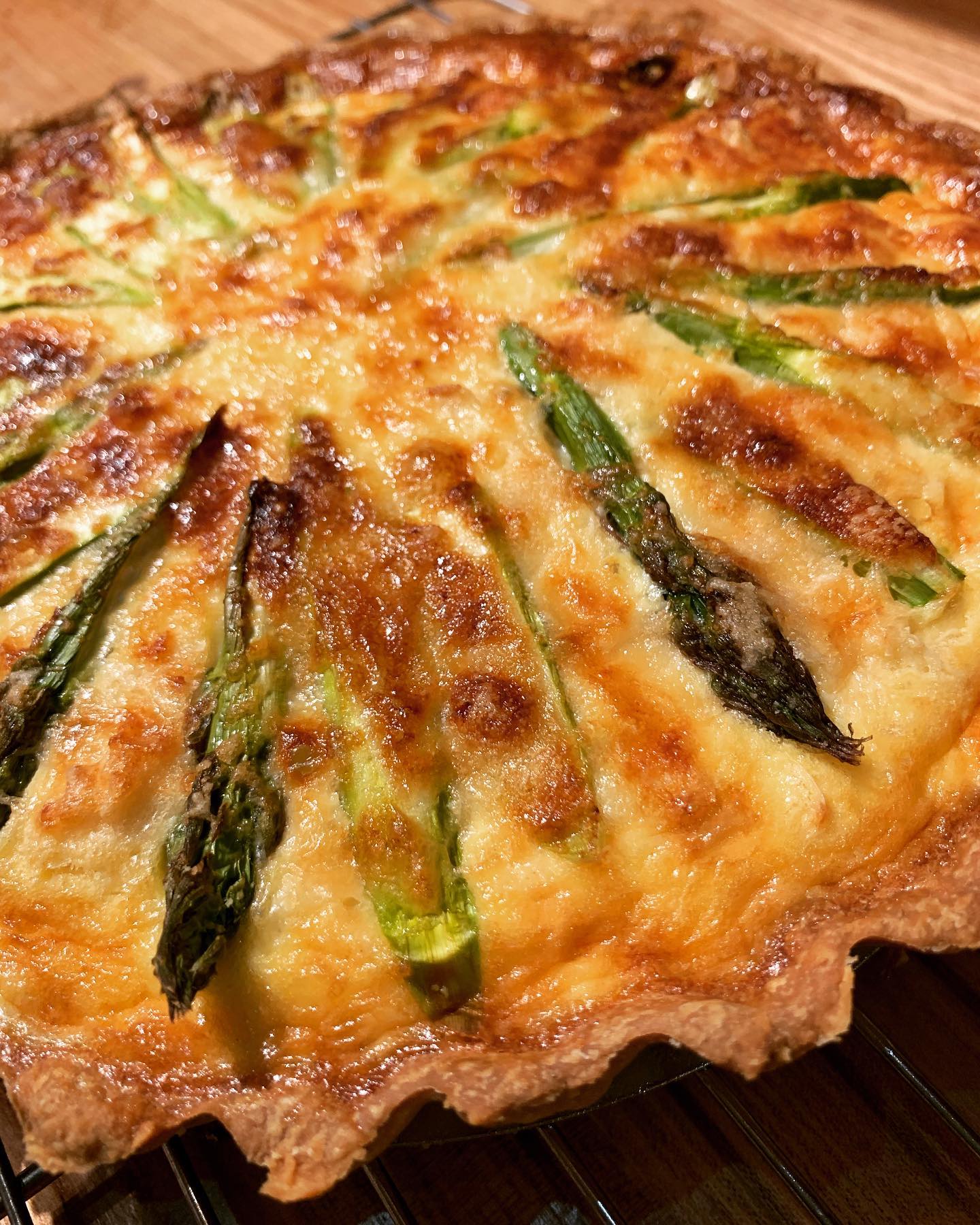 本日より
『All栃木県産　アスパラ・ネギ・湯波のキッシュ』と、
『マグロ中トロのレアカツ』を販売します どちらも数量限定です
お早めにどうぞ╰(*´︶`*)╯♡