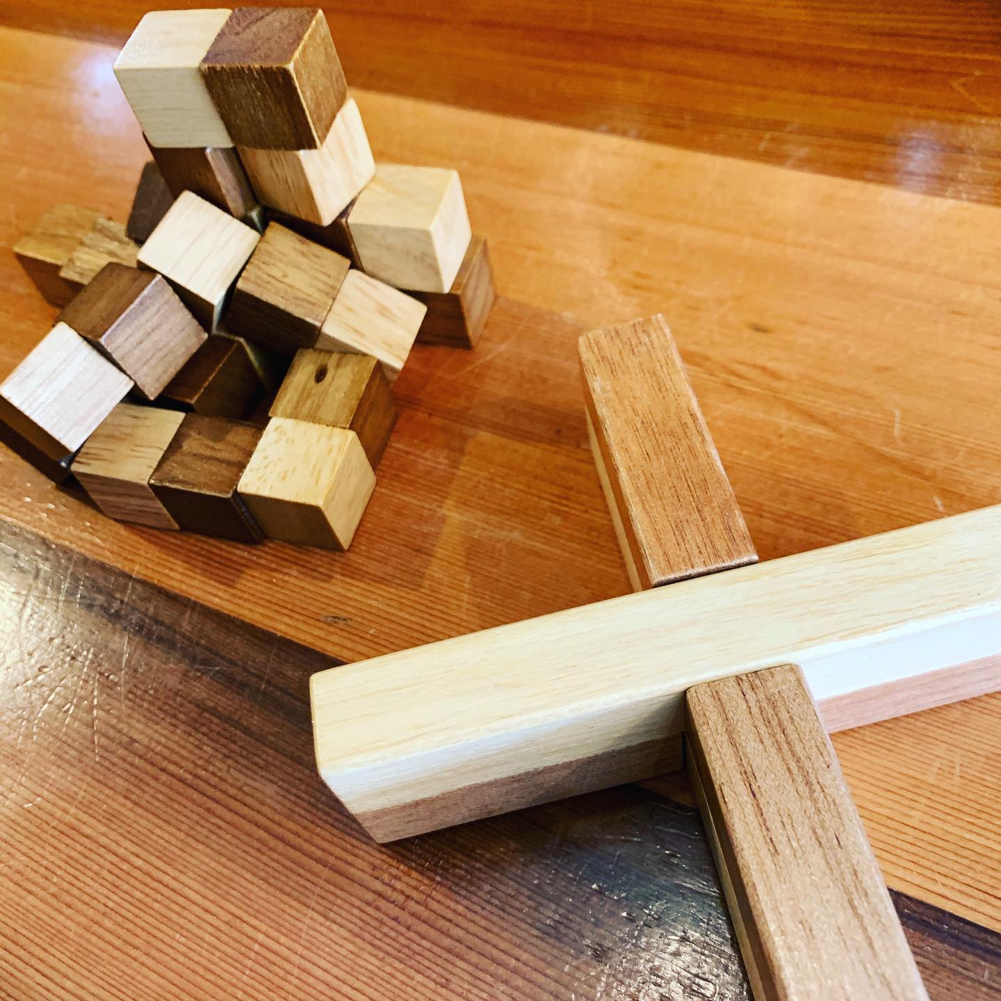 TSUMIKIの組み木

片方は、以前にも紹介した《スネークキューブ》一本の糸で繋がっているキューブを立方体にするものです。 
もう片方は、重なる2本の木をちょびっとひと工夫して、白い棒と茶色の棒をバラす事ができます。
ヒントは  ひとひねり  です🤗
どちらか片方でもクリアできたら、ドリンク一杯サービスします 
今週は明日3月5日より通常営業となります。
皆様のご来店お待ちしております