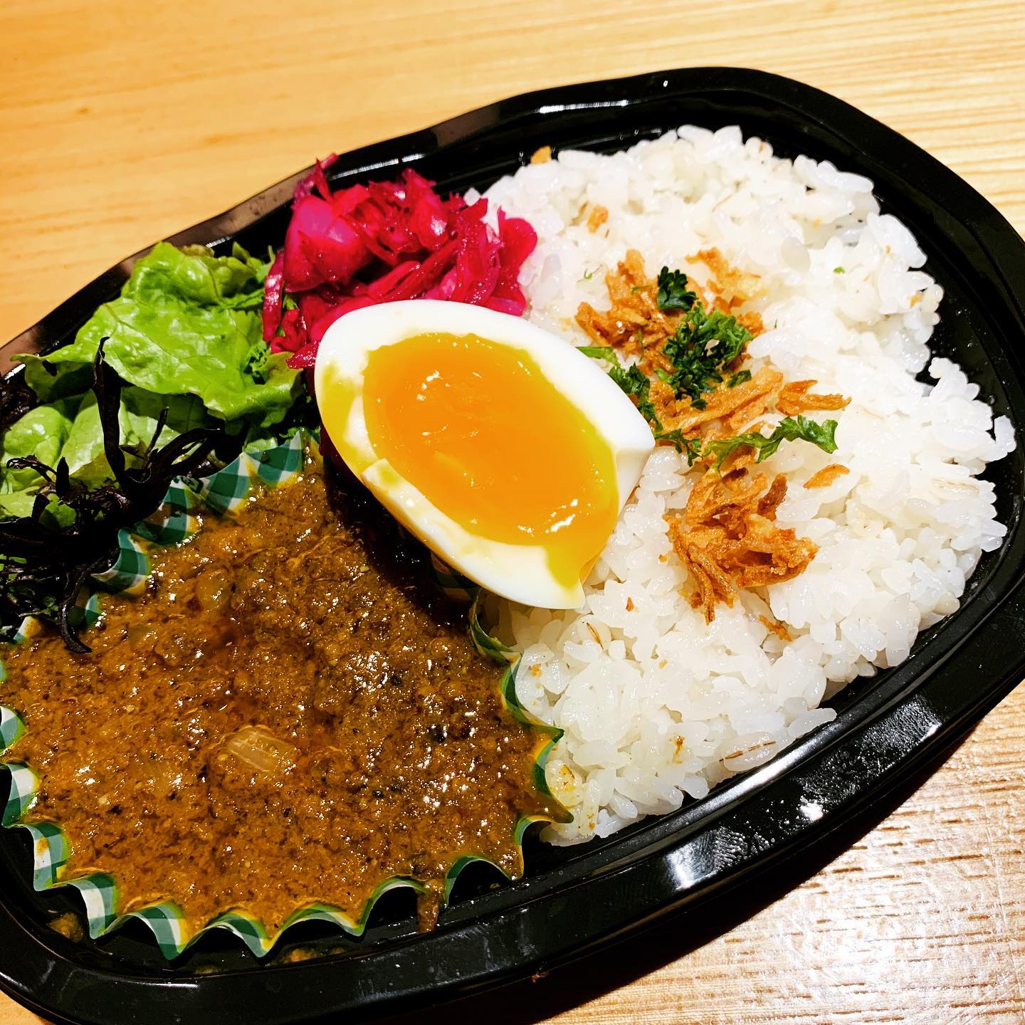 4月6日月曜日より、お弁当を始めます！
写真はまだ試作段階ですが、マール牛肉のスパイシーキーマカレー550円です。
種類は他に5種類ほどになる予定です。
こんなご時世だからこそ、少しでもお役に立てればっっ！と思い、ご用意いたしました。

受け渡し時間は11:00〜19:00
ご予約制ではありますが、当日の朝10時までにお電話いただければご用意いたします！

お弁当のご予約は

080 9820 7019

へお電話ください🤙