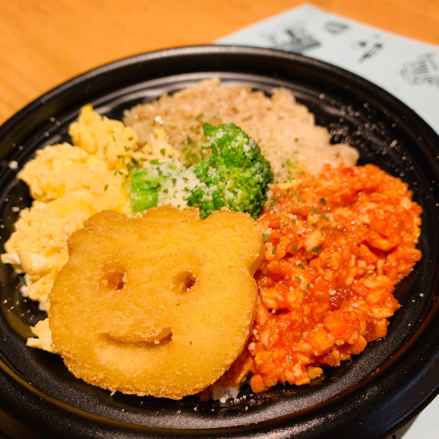 先日両毛新聞にも取り上げていただいて、テイクアウトのご予約がかなり増えました！ありがとうございます 
そこで！
大人の方だけでなく、お子様にも喜んでいただきたい、と思い
『お子様3色弁当』
も販売決定いたしました！

まぜて食べたら、オムライスみたいな味になっていて、お子様が大好きな味付けになっております 
もちろん、こちらもごはんの大盛り無料！
小さなお子様から、お兄ちゃんお姉ちゃんまで、どうぞご利用ください🍽 
こちらは、4月13日からの販売となります。