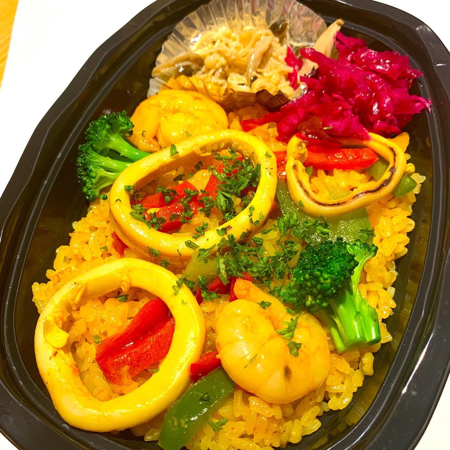 テイクアウトアウト専用のパエリアはこんな感じになる予定ですが、写真のセンスの無さ
いい写真が撮れた人アップお願いします🤲