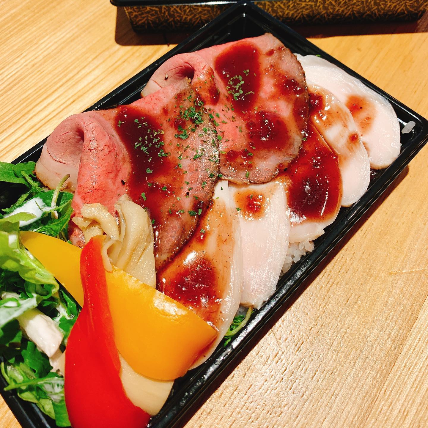 ランチでも大人気の
国産牛ローストビーフ&チキン丼

もちろん、こちらとテイクアウトOKです‍♀️ オリジナル赤ワインソースで、ごはんが進みますよ

通常のランチ営業は、コロナウイルスの影響でまだ自粛中ですが、テイクアウトでご自宅でも人気のランチが食べられます！

この機会にぜひ