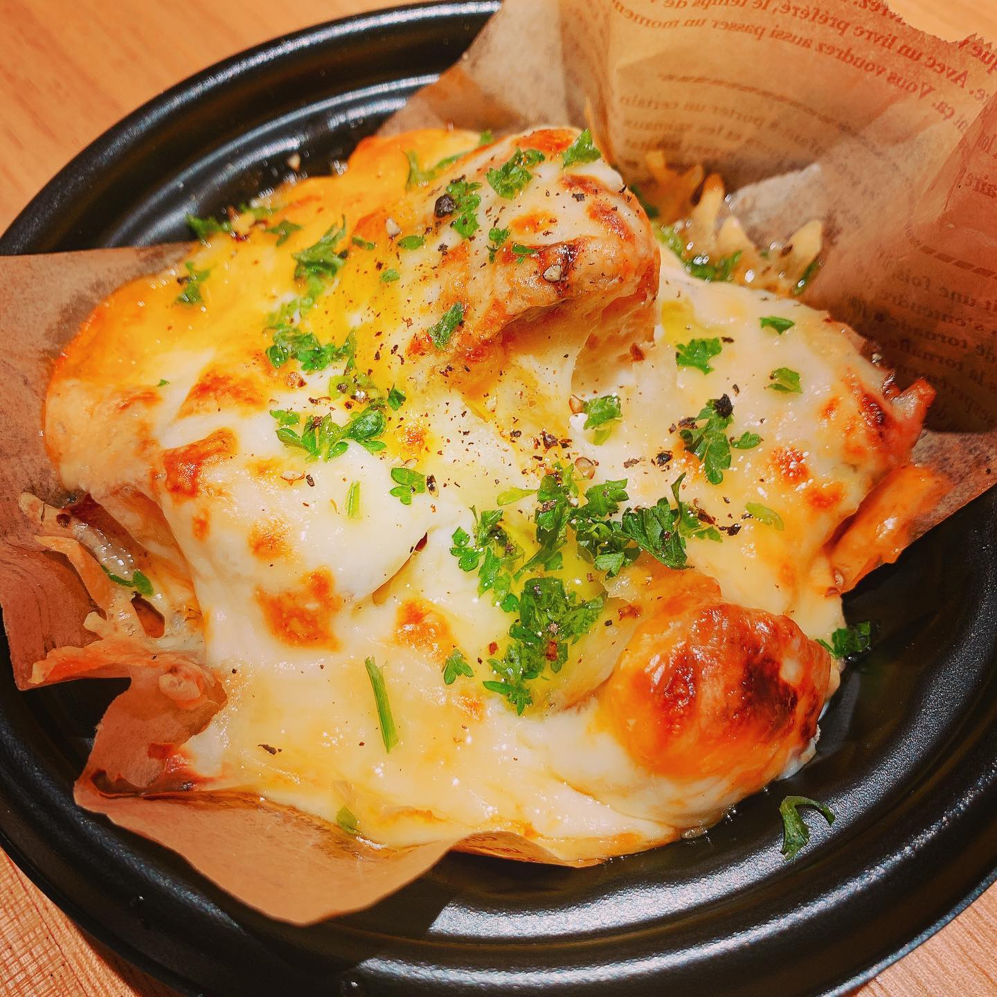 緊急事態宣言により、足利市内の学校が休校になり、給食で出るはずだった牛乳が大量に余ってしまうそうです。

オーナーも幼い頃に給食で飲んでた、両毛牛乳。少しでもお役に立てれば！！と思い、テイクアウトメニューに取り入れました！ 《ベイクドポテトのグラタン》
両毛牛乳さんの牛乳を使ったホワイトソースと、たっぷりチーズがこんがり焼けててとっても美味しく出来ました 
今出来ることをする

小さな事ですが、大きな結果に結びつくと思います。
全国に緊急事態宣言が出て、大変な時期ではありますが、助け合っていきたいですね。 
テイクアウトメニューの時間変更について
受け渡し時間
11時30分〜14時　　17時30分〜20時

当日のテイクアウトは
19時　ラストオーダー
とさせていただきます。

テイクアウトのご予約受付は随時承っております。080 9820 7019 （テイクアウト専用）までお電話ください。
当日の10時までにご予約いただければ、消費税サービスいたします🤗（テイクアウトのみ）

お時間によっては、受け渡し時に多少お時間をいただく場合もございますので、予めご了承くださいm(_ _)m