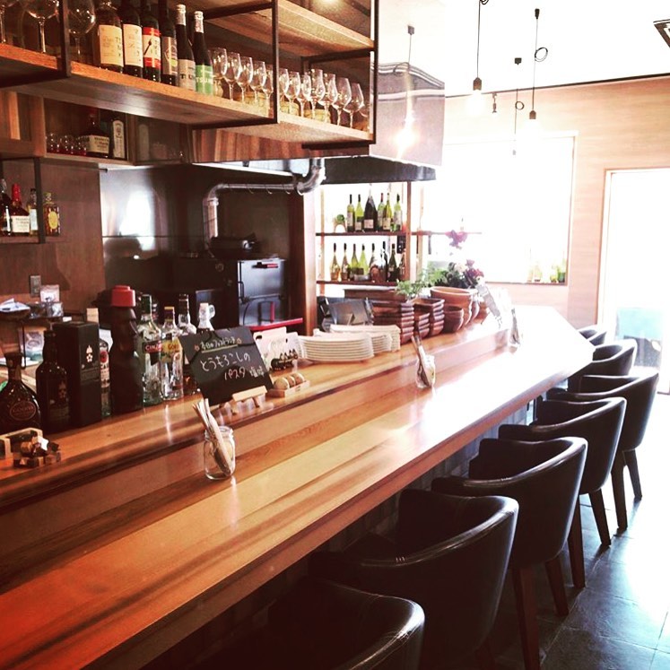 TSUMIKIより営業時間のお知らせ
新型コロナウイルスの感染拡大及び、お客様やスタッフの健康と安全を考慮し、当面の間営業時間を短縮させていただきます。
ランチタイム
11時30分〜14時(13時ラストオーダー)
ディナータイム
18時〜21時(20時ラストオーダー)
また、拡大リスクを抑えるために、お客様同士の間隔を開けてご案内となります。
限られた席数となりますので、ランチタイム・ディナータイム共に完全予約制とさせていただきます。
テイクアウトについては、随時承っておりますので 080 9820 7019 までお電話ください。
店内は換気のため、入り口を開けておいたり、次亜塩素酸やアルコールで除菌したり、空気清浄機や加湿器を設置して、安心してお食事できる空間を心がけています。
また、スタッフがマスクをつけてご案内することもありますが、ご了承ください。