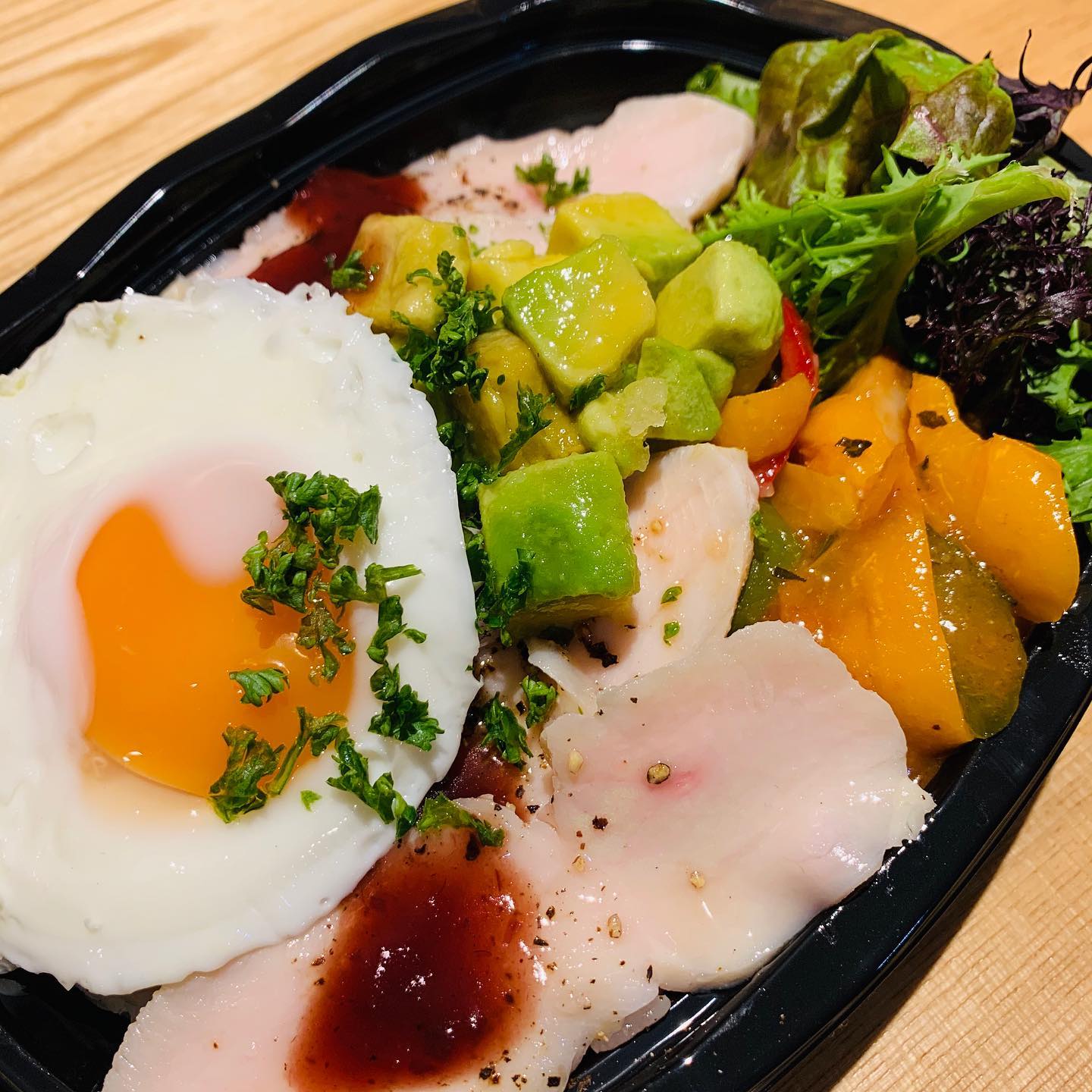 女子が大好きアボカドが入った、《チキンとアボカドのロコモコ丼》

しっとりやわらかな鶏胸肉のコンフィと、クリーミィなアボカド、さらに嬉しい目玉焼き 
こちらはテイクアウト限定メニューです。
ちなみに、ごはんの大盛り無料 《テイクアウトメニューの時間について》
受け渡し時間
11時30分〜14時　　17時30分〜21時

当日のテイクアウトは
19時　ラストオーダー
とさせていただきます。

テイクアウトのご予約受付は随時承っております。
080 9820 7019 （テイクアウト専用）までお電話ください。
当日の10時までにご予約いただければ、消費税サービスいたします🤗（テイクアウトのみ）

お時間によっては、受け渡し時に多少お時間をいただく場合もございますので、予めご了承くださいm(_ _)m