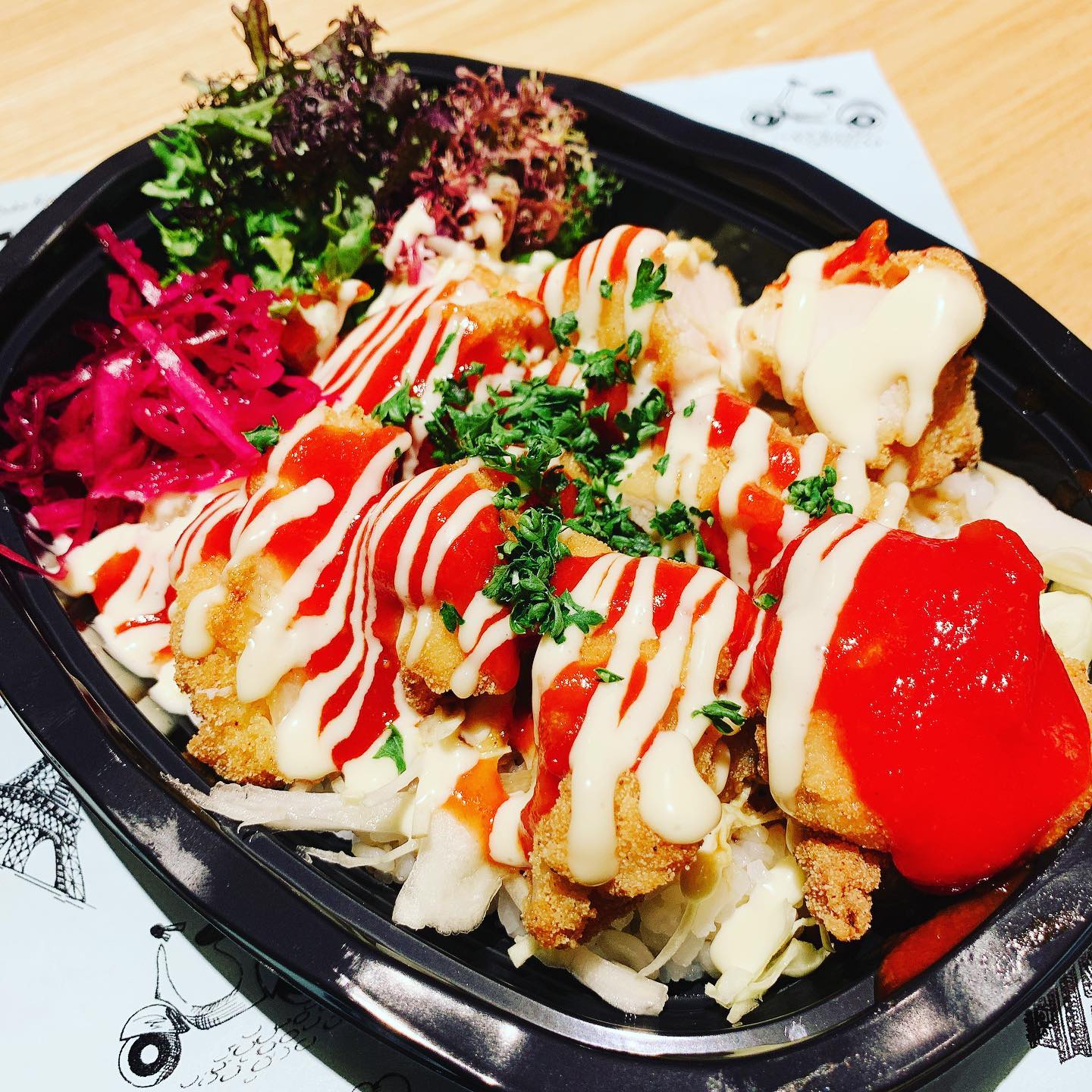 鶏胸肉のセモリナ粉フリット丼
新たにテイクアウトメニューに加わったメニューです
上にかけるソースは、甘口と辛口の2種をご用意しています。お好みでお選びください🤗
カリッとした衣と、柔らかいお肉でごはんが進みます 《テイクアウトメニューの時間について》
受け渡し時間
11時30分〜14時 17時30分〜21時
当日のテイクアウトは
19時 ラストオーダー
とさせていただきます。
テイクアウトのご予約受付は随時承っております。080 9820 7019 (テイクアウト専用)までお電話ください。
当日の10時までにご予約いただければ、消費税サービスいたします🤗(テイクアウトのみ)
お時間によっては、受け渡し時に多少お時間をいただく場合もございますので、予めご了承くださいm(_ _)m