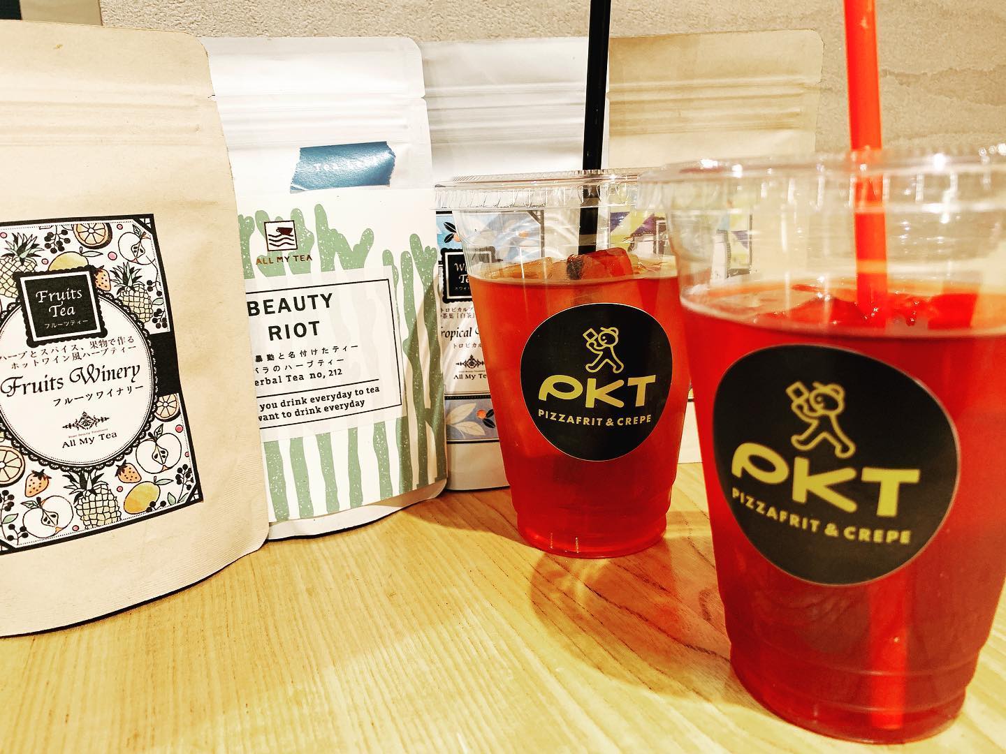 本日5月21日より、ランチタイムでも人気のあった、〈ハーブティー〉をテイクアウトでも販売いたします！（ICEのみ） ・ハニーブッシュホリデー
ほのかに蜂蜜の香りのするルイボスティー。抗酸化作用があるので、デスクワークで疲れた方や、美肌対策にもってこいです
・ビューティーライオット
バラとハイビスカス、ローズヒップをブレンドした女性に大人気のハーブティー。
こちらもノンカフェインなので、お子様や妊婦さんでも安心。

価格はいずれも¥450

ぜひご利用ください