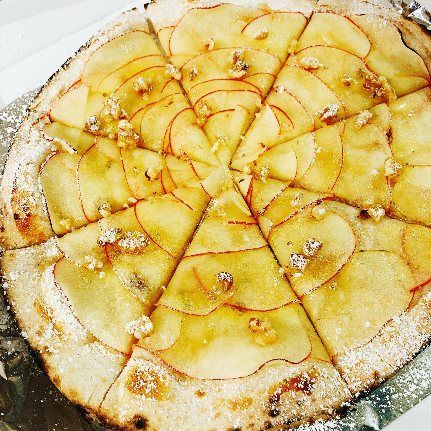 テイクアウト
《リンゴとナッツのデザートピザ》 
おうちでみんなで食べられるデザート
隠し味にクルミのリキュールを使っていて、ナッツの風味がしっかり香って、満腹でもペロリと食べられちゃいます。
アルコール分は飛ばしてあるので、お子様や妊婦さんでも安心せて食べられます ☆お知らせ☆
誠に勝手ながら、5月11日〜5月13日まで臨時休業とさせていただきます。
尚、5月14日〜はテイクアウトのみの営業となります。店内でのご飲食の営業はしばらくお休みいたします。
ご迷惑をおかけいたしますが、、よろしくお願いします。